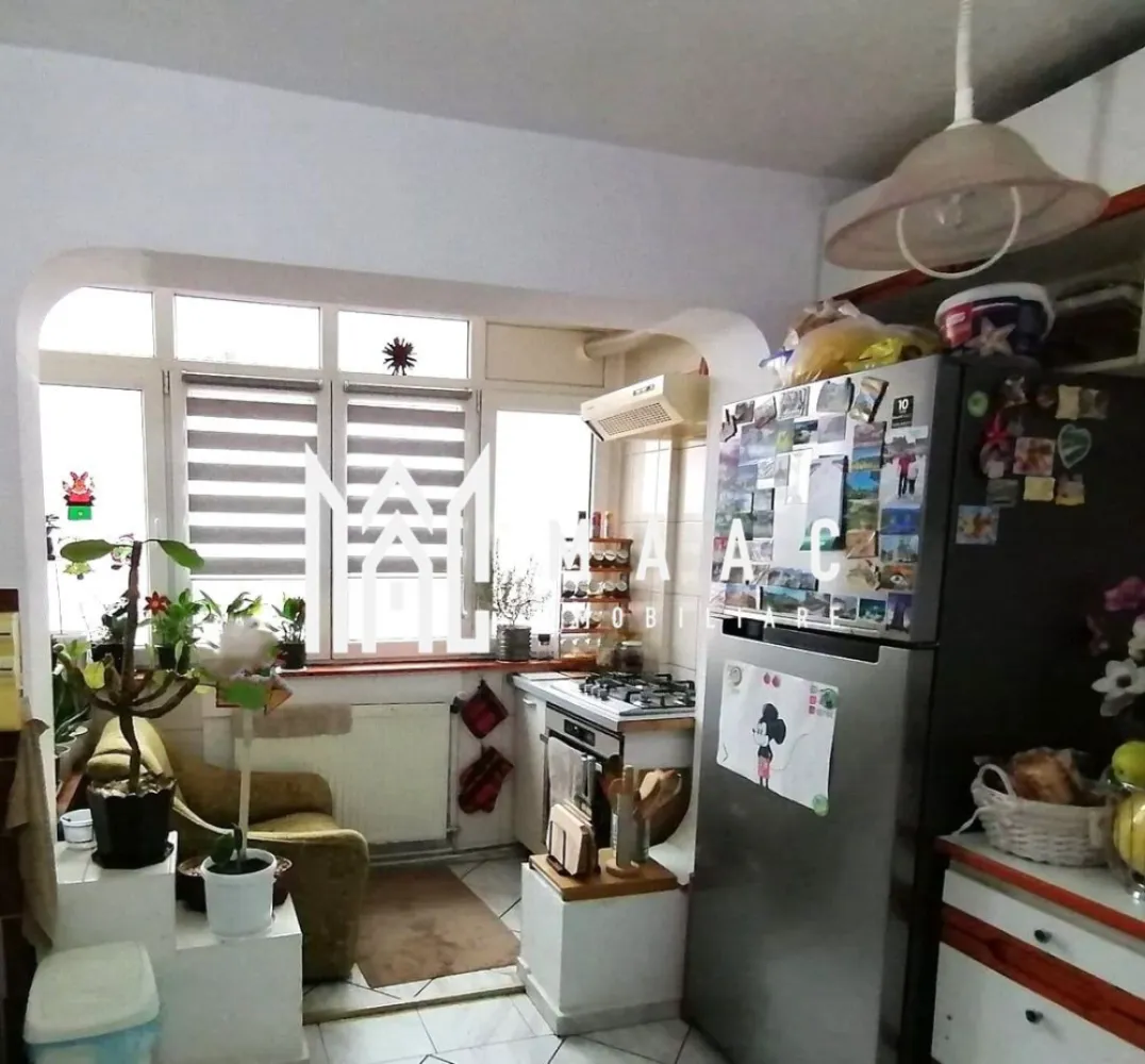 Apartament 3 camere I Decomandat I Zona Vasile Aaron - MAAC Imobiliare vă propune spre vânzare un apartament situat la etajul 8 din 10 al unui imobil din zona Vasile Aaron, o locație bine conectată la facilitățile urbane și ideală pentru locuire.

Locuința este eficient compartimentată și oferă spații funcționale:
-hol de acces
-living
-bucătărie închisă cu balcon
-două dormitoare
-dressing
-baie cu cadă și geam pentru aerisire

Apartamentul se predă mobilat și utilat, fiind pregătit pentru mutare imediată.

Imobilul beneficiază de îmbunătățiri importante:
-izolație termică exterioară
-lift modernizat
-casa scării îngrijită

Zona Vasile Aaron oferă acces rapid la multiple puncte de interes:
-centre comerciale
-unități de învățământ
-bănci
-Piața Vasile Aaron
-stații pentru transportul în comun

Proprietatea reprezintă o alegere potrivită pentru locuire sau investiție, datorită poziționării și compartimentării practice.

Pentru mai multe detalii, vă rugăm să menționați telefonic că ați văzut anunțul cu CP2528054