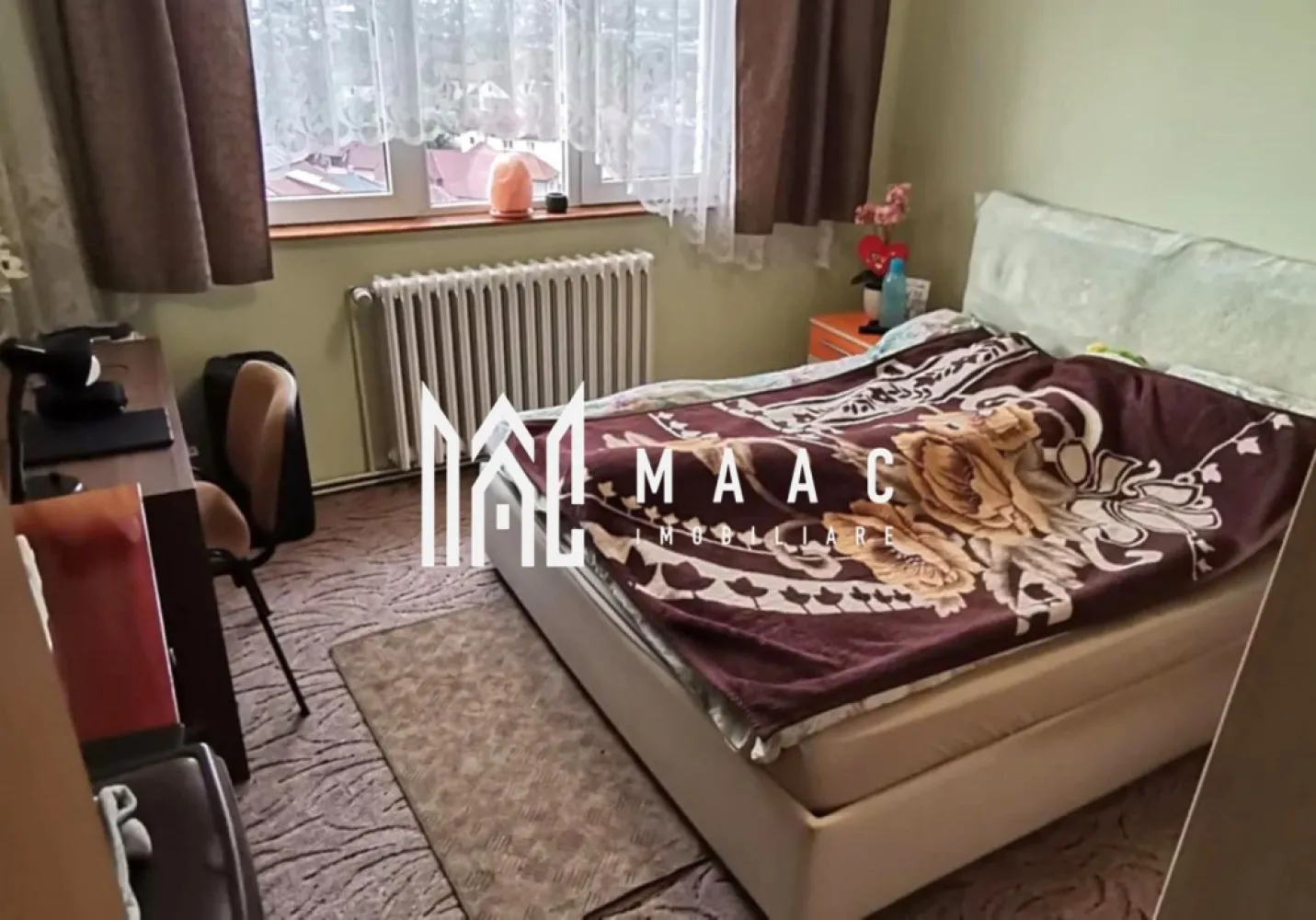 Apartament 3 camere I Decomandat I Zona Vasile Aaron - MAAC Imobiliare vă propune spre vânzare un apartament situat la etajul 8 din 10 al unui imobil din zona Vasile Aaron, o locație bine conectată la facilitățile urbane și ideală pentru locuire.

Locuința este eficient compartimentată și oferă spații funcționale:
-hol de acces
-living
-bucătărie închisă cu balcon
-două dormitoare
-dressing
-baie cu cadă și geam pentru aerisire

Apartamentul se predă mobilat și utilat, fiind pregătit pentru mutare imediată.

Imobilul beneficiază de îmbunătățiri importante:
-izolație termică exterioară
-lift modernizat
-casa scării îngrijită

Zona Vasile Aaron oferă acces rapid la multiple puncte de interes:
-centre comerciale
-unități de învățământ
-bănci
-Piața Vasile Aaron
-stații pentru transportul în comun

Proprietatea reprezintă o alegere potrivită pentru locuire sau investiție, datorită poziționării și compartimentării practice.

Pentru mai multe detalii, vă rugăm să menționați telefonic că ați văzut anunțul cu CP2528054