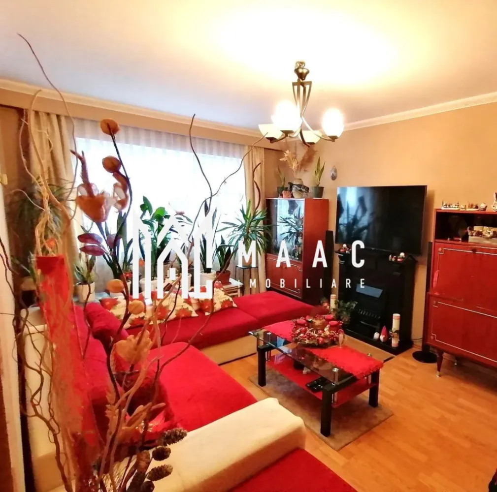 Apartament 3 camere I Decomandat I Zona Vasile Aaron - MAAC Imobiliare vă propune spre vânzare un apartament situat la etajul 8 din 10 al unui imobil din zona Vasile Aaron, o locație bine conectată la facilitățile urbane și ideală pentru locuire.

Locuința este eficient compartimentată și oferă spații funcționale:
-hol de acces
-living
-bucătărie închisă cu balcon
-două dormitoare
-dressing
-baie cu cadă și geam pentru aerisire

Apartamentul se predă mobilat și utilat, fiind pregătit pentru mutare imediată.

Imobilul beneficiază de îmbunătățiri importante:
-izolație termică exterioară
-lift modernizat
-casa scării îngrijită

Zona Vasile Aaron oferă acces rapid la multiple puncte de interes:
-centre comerciale
-unități de învățământ
-bănci
-Piața Vasile Aaron
-stații pentru transportul în comun

Proprietatea reprezintă o alegere potrivită pentru locuire sau investiție, datorită poziționării și compartimentării practice.

Pentru mai multe detalii, vă rugăm să menționați telefonic că ați văzut anunțul cu CP2528054