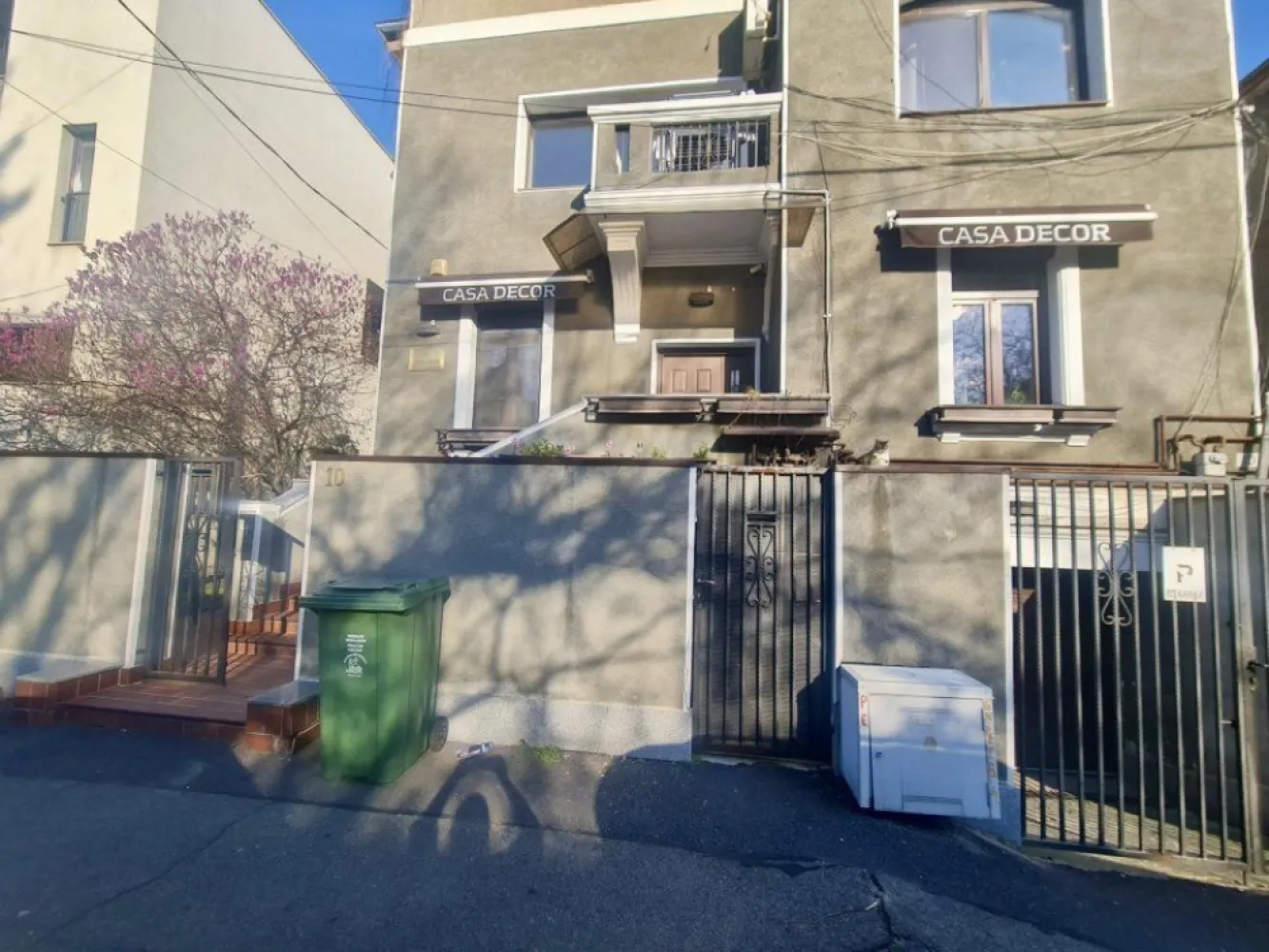 Propietar vand Apartament Popa Savu 10, Aviatorilor - Apartament elegant 4 camere, intrare separata direct din strada, garaj, pretabil Cabinet medical, Birou Avocatura, Notariat, Rezidential, etc.
Putin discutabil