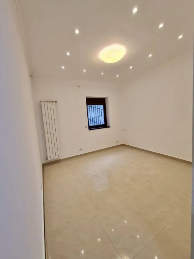 Propietar vand Apartament Popa Savu 10, Aviatorilor - Apartament elegant 4 camere, intrare separata direct din strada, garaj, pretabil Cabinet medical, Birou Avocatura, Notariat, Rezidential, etc.
Putin discutabil