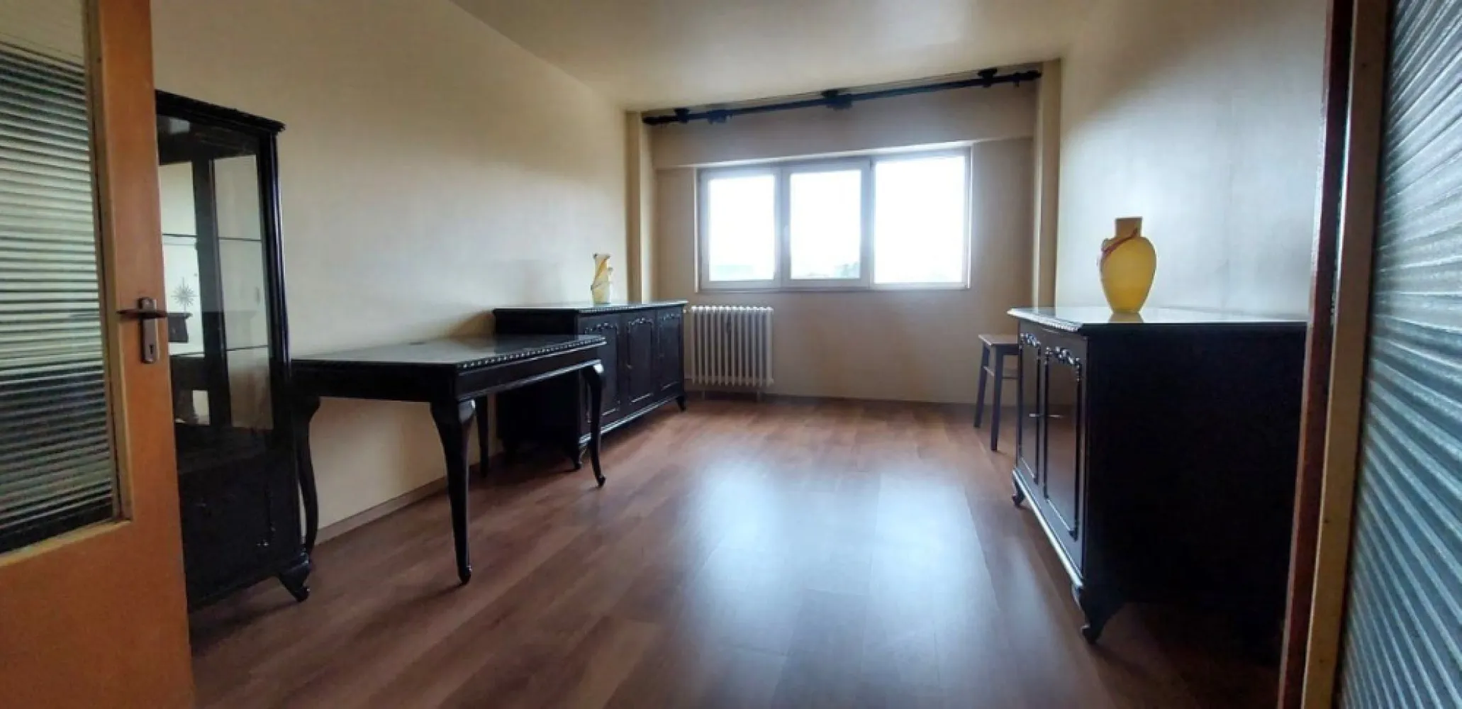 Vand apartament 4 camere situat la 10 min de Piata Unirii - Cautati un apartament spatios, intr-un bloc linistit, la 12 minute de centrul Capitalei?
Va prezentam spre vanzare un apartament deosebit, decomandat, cu 4 camere (un living spatios si 3 dormitoare linistite), 2 grupuri sanitare (unul cu cada si celalalt cu cabina de dus), 2 balcoane luminoase si eficient compartimentate, si o camara incapatoare. Logiile au acces din dormitoare: un balcon are vedere catre centrul orasului, iar celalalt catre zona interioara a blocului, cu vedere catre un parculet.
Apartamentul este complet renovat, reabilitat termic si are o suprafata utila generoasa de 80 mp. 
Situat la intersectia Calea Rahovei cu strada Mihail Sebastian, acest apartament este situat la etajul 3 din 10, in cadrul unui imobil construit in anul 1982. 
Apartamentul dispune de usa metalica, tamplarie PVC cu geamuri termopan, gresie, faianta, parchet laminat, conexiune de internet. 
Apartamentul este partial mobilat si utilat, oferind cumparatorului posibilitatea de a-l amenaja si decora dupa propriile preferinte.
Scara de bloc este curata si linistita, iar vecinii sunt amabili si civilizati.
Blocul este complet anvelopat termic.
In proximitate se afla gradinite, scoala generala nr. 280, scoala privata Micul Lord, centre educationale pentru copii printre care Art Kids Club, centre comerciale (Centrul Comercial Vulcan, Mega Image, Piata Rahova, Carrefour), farmacii cu program non-stop, banci si mijloace de transport in comun care ofera acces rapid catre toate zonele de interes ale capitalei.
Aparamentul se afla la 12 minute cu masina sau tramvaiul de Piata Unirii si statiile de metrou Piata Unirii 1 si 2.
Imobilul este ideal pentru o familie sau pentru sediu de firma, avand camere suficiente pentru birouri multiple.
Actele de vanzare sunt pregatite, iar mutarea se poate face imediat.
Apartamentul poate fi vizionat oricand, stabilind data si ora in prealabil.
