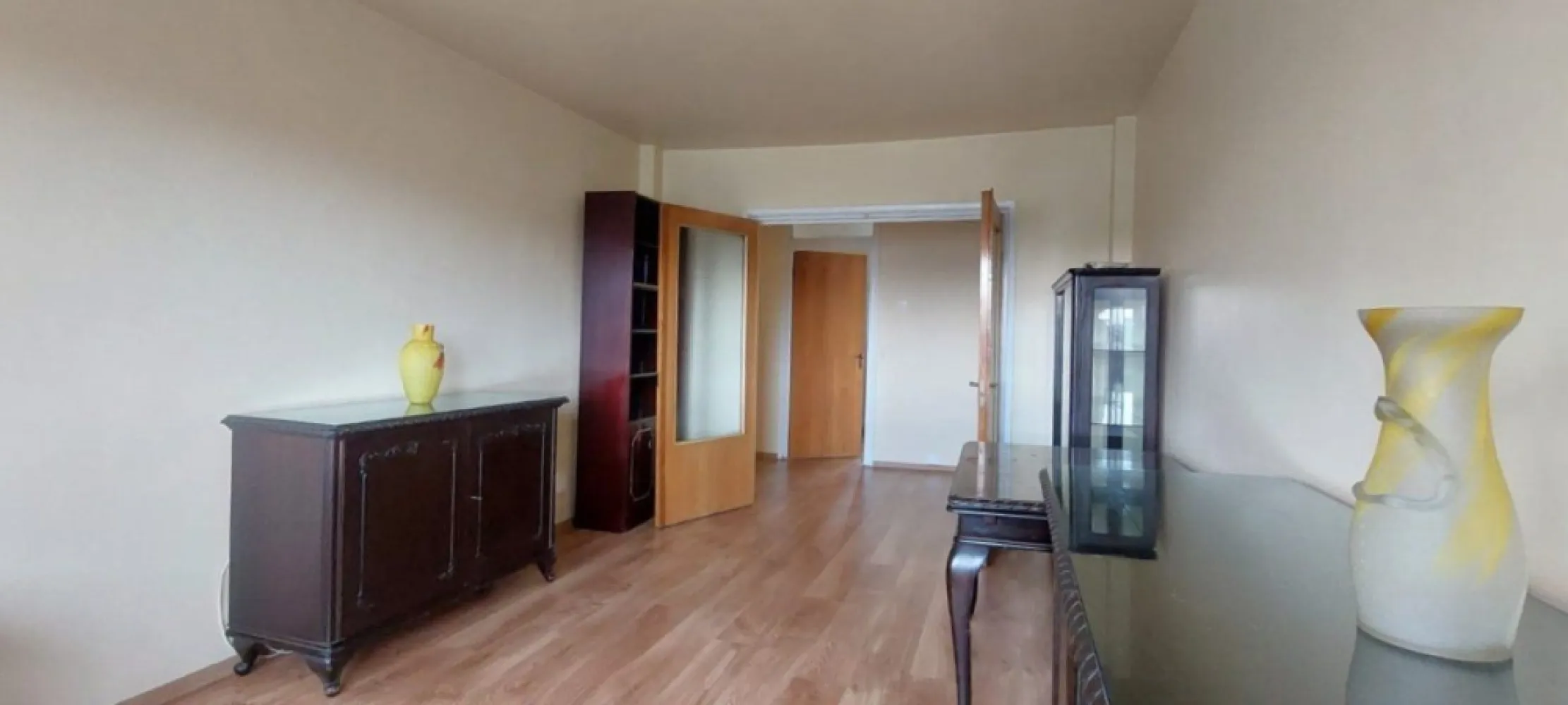 Vand apartament 4 camere situat la 10 min de Piata Unirii - Cautati un apartament spatios, intr-un bloc linistit, la 12 minute de centrul Capitalei?
Va prezentam spre vanzare un apartament deosebit, decomandat, cu 4 camere (un living spatios si 3 dormitoare linistite), 2 grupuri sanitare (unul cu cada si celalalt cu cabina de dus), 2 balcoane luminoase si eficient compartimentate, si o camara incapatoare. Logiile au acces din dormitoare: un balcon are vedere catre centrul orasului, iar celalalt catre zona interioara a blocului, cu vedere catre un parculet.
Apartamentul este complet renovat, reabilitat termic si are o suprafata utila generoasa de 80 mp. 
Situat la intersectia Calea Rahovei cu strada Mihail Sebastian, acest apartament este situat la etajul 3 din 10, in cadrul unui imobil construit in anul 1982. 
Apartamentul dispune de usa metalica, tamplarie PVC cu geamuri termopan, gresie, faianta, parchet laminat, conexiune de internet. 
Apartamentul este partial mobilat si utilat, oferind cumparatorului posibilitatea de a-l amenaja si decora dupa propriile preferinte.
Scara de bloc este curata si linistita, iar vecinii sunt amabili si civilizati.
Blocul este complet anvelopat termic.
In proximitate se afla gradinite, scoala generala nr. 280, scoala privata Micul Lord, centre educationale pentru copii printre care Art Kids Club, centre comerciale (Centrul Comercial Vulcan, Mega Image, Piata Rahova, Carrefour), farmacii cu program non-stop, banci si mijloace de transport in comun care ofera acces rapid catre toate zonele de interes ale capitalei.
Aparamentul se afla la 12 minute cu masina sau tramvaiul de Piata Unirii si statiile de metrou Piata Unirii 1 si 2.
Imobilul este ideal pentru o familie sau pentru sediu de firma, avand camere suficiente pentru birouri multiple.
Actele de vanzare sunt pregatite, iar mutarea se poate face imediat.
Apartamentul poate fi vizionat oricand, stabilind data si ora in prealabil.