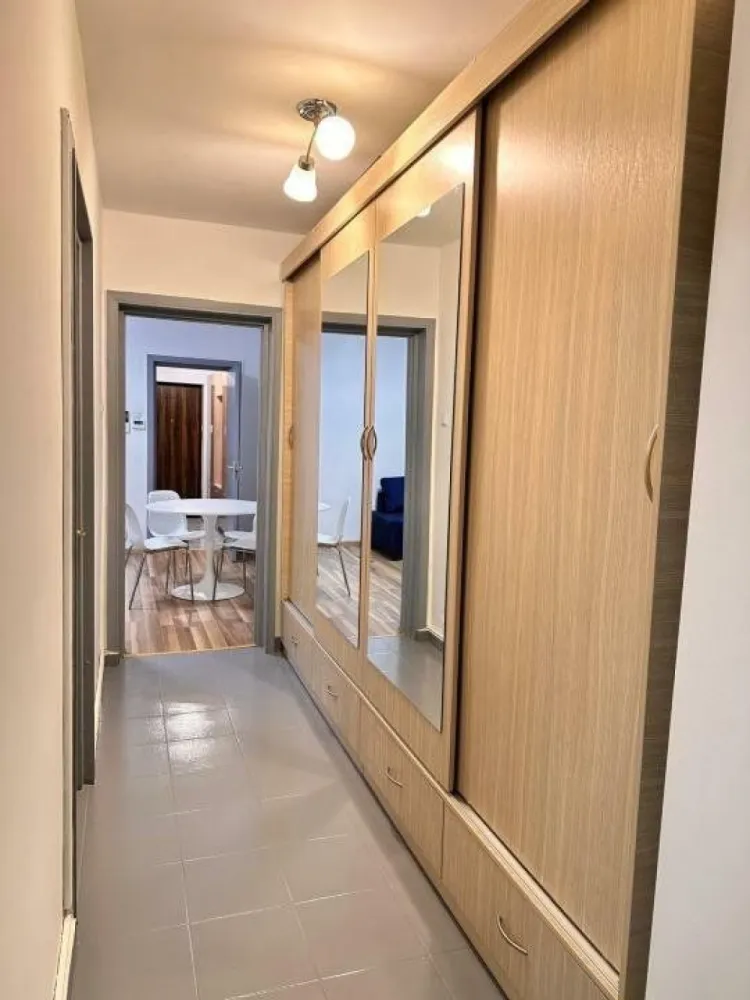 Apartament 4 camere Parc Bazilescu Bucurestii Noi - De vanzare apartament cu 4 camere, vis-Ă -vis de parcul Bazilescu, la 3 min de statia de metrou Bazilescu, la 3 min de statie de autobus, la 2 min de scoala generala 179, la 10 min de piata 16 Februarie, amplasat intr-un cartier verde, frumos si linistit. Apartamentul este renovat total, mobilat, utilat, cu centrala termica pe gaz, proprie si 2 aparate de aer conditionat.Bucataria este inchisa, are camara, este mobilata, dotata cu plita combinata, electrica si pe gaz, cuptor electric si pe gaz, masina spalat vase, centrala termica pe gaz, proprie, doua dormitoare matrimoniale mobilate, hol mare mobilat ca dressig cu dulap cu usi glisante, birou mobilat (sau camera copil) si living mobilat. Apartamentul are prevazute 2 bai, ambele renovate si reutilate, o baie cu cada si baia mica cu masina spalat rufe noua. Livingul este mobilat cu loc de servit masa pentru 4 persoane si loc de odihna cu canapea si mobilier pentru depozitare, alb. Apartamentul este dotat cu 2 aparate de aer conditionat cu split invertor. Apartamentul poseda un balcon f mare , inchis, nemobilat, de 6.25m x 1.2m. Scara este foarte linistita, blocul este de caramida, construit in anii 1964-1966, are structura foarte rezistenta din beton armat si caramida portanta, prevazut cu subsol, reabilitat termic in anii 2014-2016, cu 2 uscatorii prevazute pe scara, una chiar pe palier. Pretul este negociabil.
