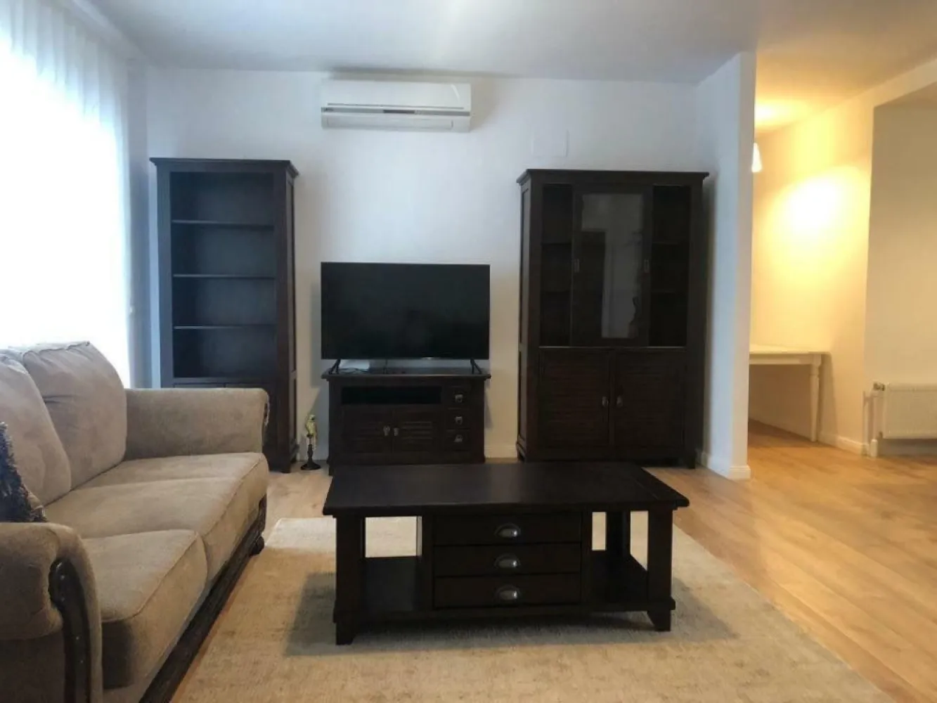 Apartament 4 camere, 116 mp, 2X parcare subteran, Felicity Baneasa - Vand apartament cu 4 camere situat in Felicity Residence, langa Padurea Baneasa.

Apartamentul dispune de 2 locuri de parcare situate la subteran, este situat la etajul 1 din 3 al unui bloc modern dotat cu lift panoramic, are o suprafata utila de 102 mp + terasa in suprafata de 13,6 mp si este compartimentat astfel:
- Living si dinning in suprafata totala de 34,9 mp, bucatarie deschisa (ce poate fi delimitata), camera tehnica unde se afla centrala, masina de spalat si uscatorul de rufe.
- 3 dormitoare dintre care unul matrimonial cu baie proprie si dressing, o baie care deserveste celelalte 2 dormitoare si o baie de serviciu.

Complexul residential Felicity dispune de numeroase spatii verzi, 2 locuri de joaca pentru copii, un teren de baschet, paza 24h/24h cu monitorizare video.