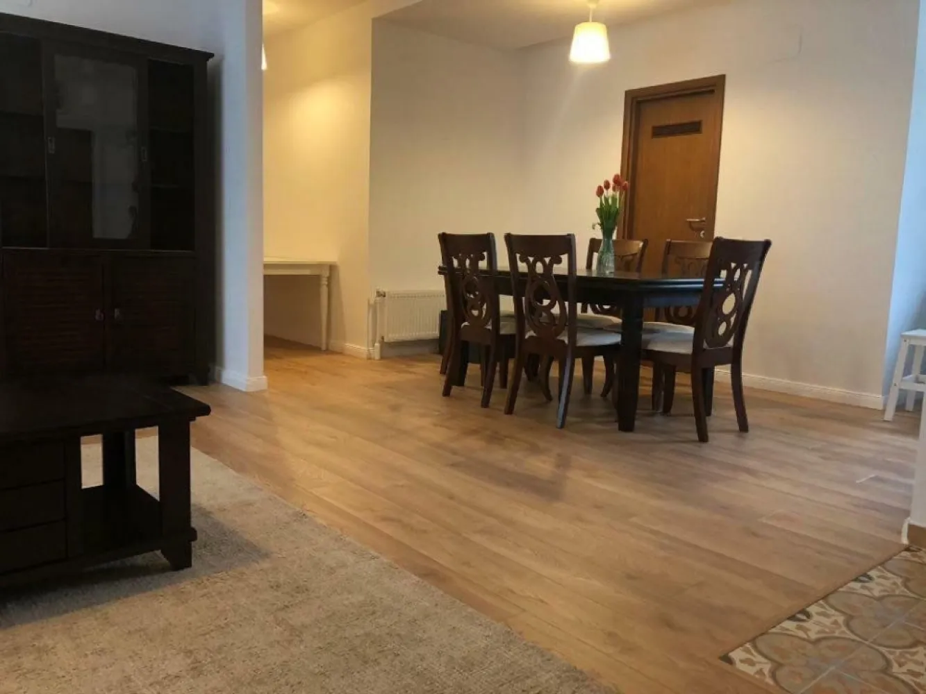 Apartament 4 camere, 116 mp, 2X parcare subteran, Felicity Baneasa - Vand apartament cu 4 camere situat in Felicity Residence, langa Padurea Baneasa.

Apartamentul dispune de 2 locuri de parcare situate la subteran, este situat la etajul 1 din 3 al unui bloc modern dotat cu lift panoramic, are o suprafata utila de 102 mp + terasa in suprafata de 13,6 mp si este compartimentat astfel:
- Living si dinning in suprafata totala de 34,9 mp, bucatarie deschisa (ce poate fi delimitata), camera tehnica unde se afla centrala, masina de spalat si uscatorul de rufe.
- 3 dormitoare dintre care unul matrimonial cu baie proprie si dressing, o baie care deserveste celelalte 2 dormitoare si o baie de serviciu.

Complexul residential Felicity dispune de numeroase spatii verzi, 2 locuri de joaca pentru copii, un teren de baschet, paza 24h/24h cu monitorizare video.