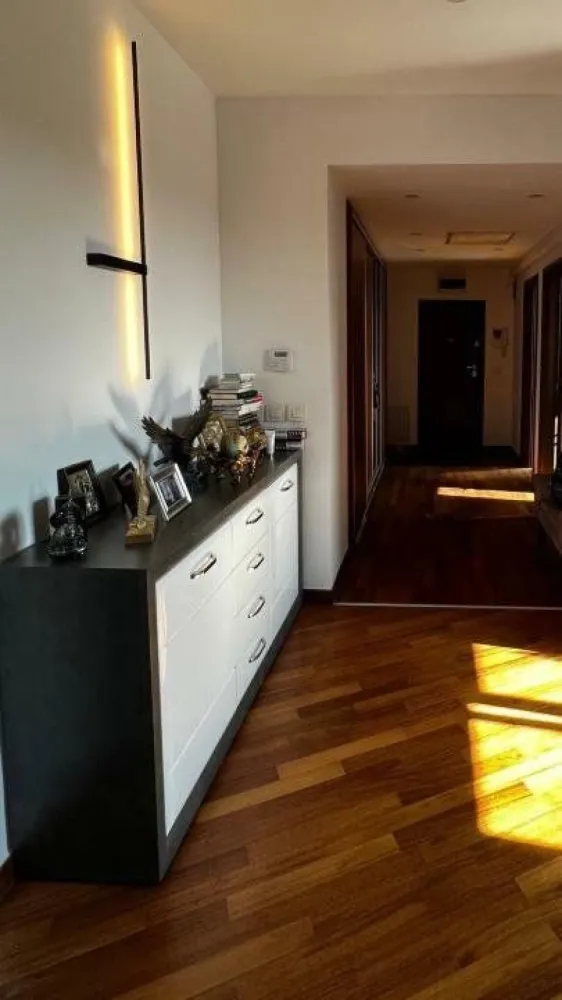 4 camere Bd Ferdinand 136 mp, 3 grupuri sanitare, 2 terase, - Apartament 4 camere, 3 grupuri sanitare, 2 terase, 1 camera dressing, 1 oficiu depozitare, paza 24/7, 4 lifturi, tamplarie din aluminiu Reynaers, parchet masiv stejar, usi Pinum, soare la rasarit si apus, aer conditionat prin tubulatura, liber imediat, zona Foisorul de Foc, Bd Ferdinand, Pache Protopopescu, 136 mp utili,