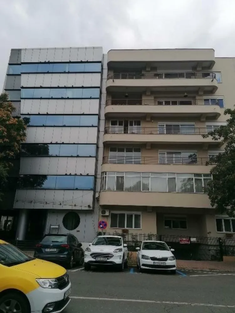 Apartament 4 camere Clucerului - Strada Clucerului, între Arcul de Triumf şi Piaţa 1 Mai, incintă comuna cu Centrul de Afaceri al Statelor Unite ale Americii.
Apartament cu 4 camere în suprafaţă de 128,1 mp (arie construita),decomandat,parter înalt din 5 etaje,bloc de cărămidă cu structura din beton, izolat termic, construit in anul 1997,compus din:
Living, sufragerie mare,2 dormitoare,2 bai, bucătărie mare cu terasa şi cămară.
Proprietatea mai cuprinde: un loc de parcare la subsol (13 mp) si o boxa de 2 mp.
Locuinţa se vinde mobilata parţial cu centrala comuna de bloc pe gaz plus 4 aparate de aer condiţionat!
Geamurile sunt din tâmplărie PVC cu geam termopan şi rulouri exterioare,gresie, faianţă,parchet lemn masiv,uşa metalică,uşi interioare din lemn masiv, cablu tv şi internet.
Vecinătăţi: Piaţa 1 Mai la cca 3 min de mers pe jos,Parcul Herăstrău la cca 5 min, statie metrou Piaţa Victoriei la cca 10 minute,ambasada Braziliei, ambasada Tunisiei, restaurant Cocosatu' ,spitalul "Agripa Ionescu "
Acte la zi! ( Cadastru şi Intabulare)
COMISION 0!!! ( direct de la proprietar)
Preţ 380000 euro,discutabil!
