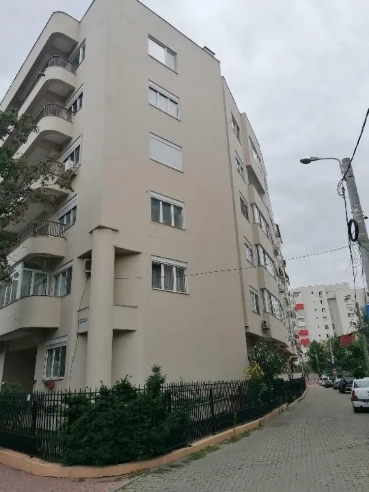 Apartament 4 camere Clucerului - Strada Clucerului, între Arcul de Triumf şi Piaţa 1 Mai, incintă comuna cu Centrul de Afaceri al Statelor Unite ale Americii.
Apartament cu 4 camere în suprafaţă de 128,1 mp (arie construita),decomandat,parter înalt din 5 etaje,bloc de cărămidă cu structura din beton, izolat termic, construit in anul 1997,compus din:
Living, sufragerie mare,2 dormitoare,2 bai, bucătărie mare cu terasa şi cămară.
Proprietatea mai cuprinde: un loc de parcare la subsol (13 mp) si o boxa de 2 mp.
Locuinţa se vinde mobilata parţial cu centrala comuna de bloc pe gaz plus 4 aparate de aer condiţionat!
Geamurile sunt din tâmplărie PVC cu geam termopan şi rulouri exterioare,gresie, faianţă,parchet lemn masiv,uşa metalică,uşi interioare din lemn masiv, cablu tv şi internet.
Vecinătăţi: Piaţa 1 Mai la cca 3 min de mers pe jos,Parcul Herăstrău la cca 5 min, statie metrou Piaţa Victoriei la cca 10 minute,ambasada Braziliei, ambasada Tunisiei, restaurant Cocosatu' ,spitalul "Agripa Ionescu "
Acte la zi! ( Cadastru şi Intabulare)
COMISION 0!!! ( direct de la proprietar)
Preţ 380000 euro,discutabil!