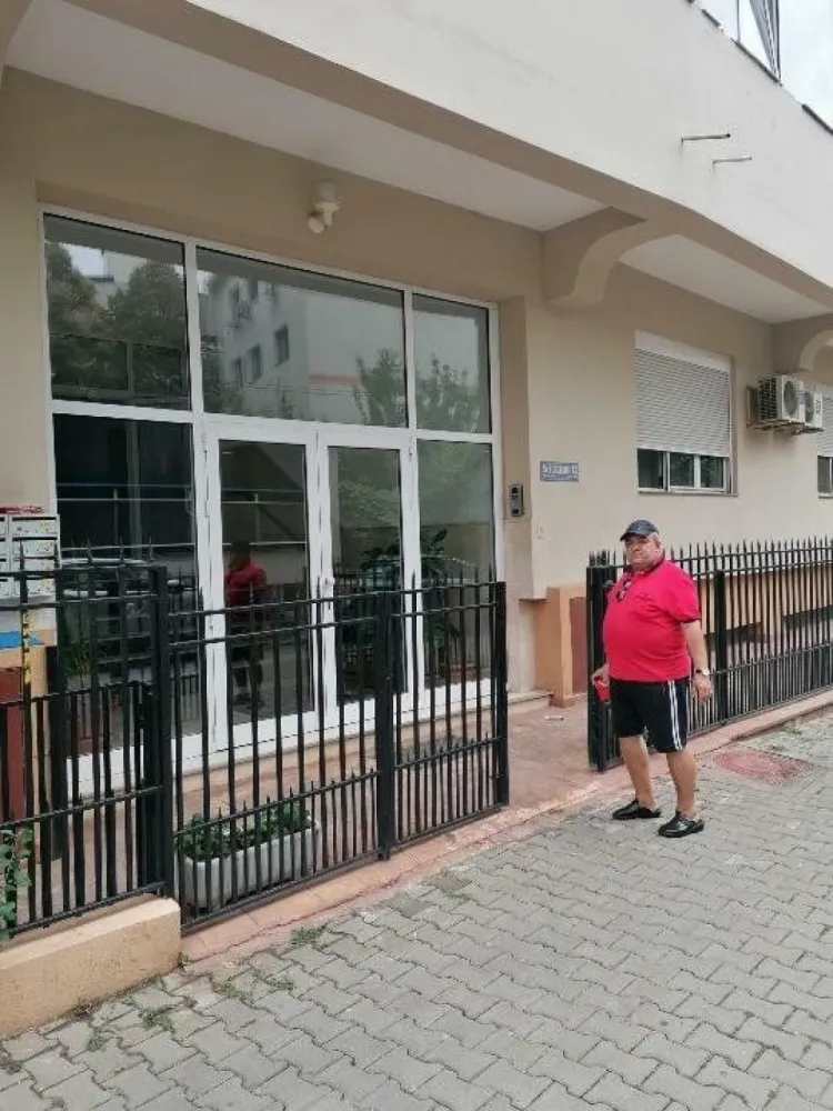 Apartament 4 camere Clucerului - Strada Clucerului, între Arcul de Triumf şi Piaţa 1 Mai, incintă comuna cu Centrul de Afaceri al Statelor Unite ale Americii.
Apartament cu 4 camere în suprafaţă de 128,1 mp (arie construita),decomandat,parter înalt din 5 etaje,bloc de cărămidă cu structura din beton, izolat termic, construit in anul 1997,compus din:
Living, sufragerie mare,2 dormitoare,2 bai, bucătărie mare cu terasa şi cămară.
Proprietatea mai cuprinde: un loc de parcare la subsol (13 mp) si o boxa de 2 mp.
Locuinţa se vinde mobilata parţial cu centrala comuna de bloc pe gaz plus 4 aparate de aer condiţionat!
Geamurile sunt din tâmplărie PVC cu geam termopan şi rulouri exterioare,gresie, faianţă,parchet lemn masiv,uşa metalică,uşi interioare din lemn masiv, cablu tv şi internet.
Vecinătăţi: Piaţa 1 Mai la cca 3 min de mers pe jos,Parcul Herăstrău la cca 5 min, statie metrou Piaţa Victoriei la cca 10 minute,ambasada Braziliei, ambasada Tunisiei, restaurant Cocosatu' ,spitalul "Agripa Ionescu "
Acte la zi! ( Cadastru şi Intabulare)
COMISION 0!!! ( direct de la proprietar)
Preţ 380000 euro,discutabil!