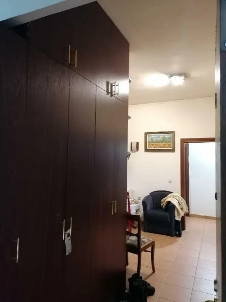 Apartament 4 camere Clucerului - Strada Clucerului, între Arcul de Triumf şi Piaţa 1 Mai, incintă comuna cu Centrul de Afaceri al Statelor Unite ale Americii.
Apartament cu 4 camere în suprafaţă de 128,1 mp (arie construita),decomandat,parter înalt din 5 etaje,bloc de cărămidă cu structura din beton, izolat termic, construit in anul 1997,compus din:
Living, sufragerie mare,2 dormitoare,2 bai, bucătărie mare cu terasa şi cămară.
Proprietatea mai cuprinde: un loc de parcare la subsol (13 mp) si o boxa de 2 mp.
Locuinţa se vinde mobilata parţial cu centrala comuna de bloc pe gaz plus 4 aparate de aer condiţionat!
Geamurile sunt din tâmplărie PVC cu geam termopan şi rulouri exterioare,gresie, faianţă,parchet lemn masiv,uşa metalică,uşi interioare din lemn masiv, cablu tv şi internet.
Vecinătăţi: Piaţa 1 Mai la cca 3 min de mers pe jos,Parcul Herăstrău la cca 5 min, statie metrou Piaţa Victoriei la cca 10 minute,ambasada Braziliei, ambasada Tunisiei, restaurant Cocosatu' ,spitalul "Agripa Ionescu "
Acte la zi! ( Cadastru şi Intabulare)
COMISION 0!!! ( direct de la proprietar)
Preţ 380000 euro,discutabil!
