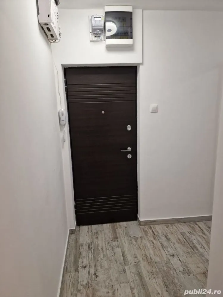 Vanzare Apartament 3 camere renovat & mobilat - Va propun un superb apartament cu 3 camere situat intr-un bloc din cartierul MIlitari, zona Apusului.
Zona este una foarte linistita, regasind in apropiere statii de metrou, statii de STB, centre comerciale, banci, farmacii etc

Blocul a fost dat in folosinta in anul 1974, are 10 etaje cu lift, o scara curata si locatari decenti.
Apartamentul este situat la etajul 5 avand o pozitie foarte buna in cadrul blocului.
Este foarte luminos, dar si foarte calduros iarna.

A fost renovat de la stadiul de gri fiind inlocuite instalatia electrica, instalatia sanitara, gresia, faianta, parchetul, usile incaperilor.
Este mobilat modern cu mobila executata pe comanda.
Este utilat cu electrocasnice si electronice din game de top.

Livingul este open space cu bucataria si dispunde de 3 dormitoare.