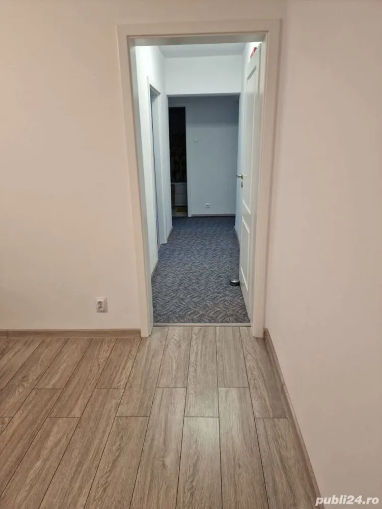 Vanzare Apartament 3 camere renovat & mobilat - Va propun un superb apartament cu 3 camere situat intr-un bloc din cartierul MIlitari, zona Apusului.
Zona este una foarte linistita, regasind in apropiere statii de metrou, statii de STB, centre comerciale, banci, farmacii etc

Blocul a fost dat in folosinta in anul 1974, are 10 etaje cu lift, o scara curata si locatari decenti.
Apartamentul este situat la etajul 5 avand o pozitie foarte buna in cadrul blocului.
Este foarte luminos, dar si foarte calduros iarna.

A fost renovat de la stadiul de gri fiind inlocuite instalatia electrica, instalatia sanitara, gresia, faianta, parchetul, usile incaperilor.
Este mobilat modern cu mobila executata pe comanda.
Este utilat cu electrocasnice si electronice din game de top.

Livingul este open space cu bucataria si dispunde de 3 dormitoare.