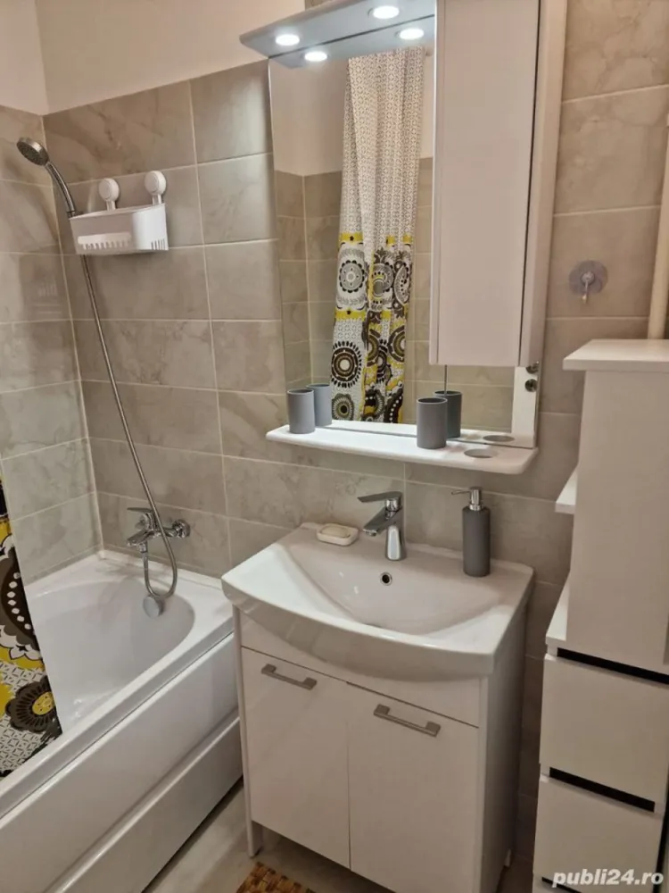 Vanzare Apartament 3 camere renovat & mobilat - Va propun un superb apartament cu 3 camere situat intr-un bloc din cartierul MIlitari, zona Apusului.
Zona este una foarte linistita, regasind in apropiere statii de metrou, statii de STB, centre comerciale, banci, farmacii etc

Blocul a fost dat in folosinta in anul 1974, are 10 etaje cu lift, o scara curata si locatari decenti.
Apartamentul este situat la etajul 5 avand o pozitie foarte buna in cadrul blocului.
Este foarte luminos, dar si foarte calduros iarna.

A fost renovat de la stadiul de gri fiind inlocuite instalatia electrica, instalatia sanitara, gresia, faianta, parchetul, usile incaperilor.
Este mobilat modern cu mobila executata pe comanda.
Este utilat cu electrocasnice si electronice din game de top.

Livingul este open space cu bucataria si dispunde de 3 dormitoare.