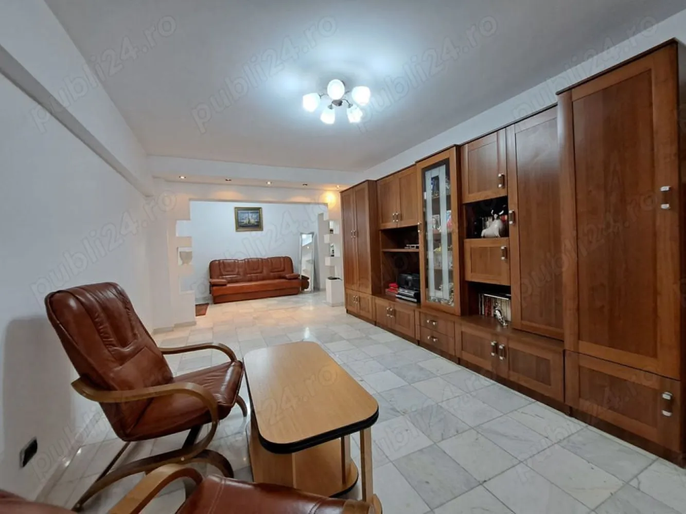 Vand Apartament spatios cu 4 camere de vanzare pe Bdul Decebal - Aceasta proprietate ofera acces rapid si comod catre toate punctele de interes din Bucuresti (Piata Alba Iulia, Unirii, Calea Calarasi, Centrul vechi etc), aflandu-se la doar 350m de statia de metrou Muncii si statii STB.
La 7 minute de mers cu masina pana la Mall Vitan si tot atat la celelalte doua atractii Mega mall si Park lake.
Apartamentul se afla la etajul 8 al unui bloc monolit finalizat in anul 1992.
Apartamentul, eficient compartimentat, te intampina cu incaperi generoase dispuse cu vedere atat spre Bulevardul Decebal cat si spre cartierul Dristor. Proprietatea este perfecta pentru o familie cu copii sau pentru cei care doresc sa aiba si un birou acasa.
Suprafata utila: 102,5mp
Suprafata totala: 112mp
- un living generos (18mp) cu vedere spre Bulevardul Decebal. Zona de zi luminoasa si aerisita, ofera spatiu pentru relaxare sau pentru a gazdui oaspeti.
- un dormitor matrimonial spatios (18mp) luminos, cu dressing incapator, facut pe comanda;
- celelalte 2 dormitoare ofera intimitate, spatiile sunt versatile putand fi adaptate nevoilor fiecarui membru al familiei. Ambele dormitoare au balcon propriu din care avem o vedere panoramica asupra orasului.
- bucataria este foarte spatioasa (17mp) si cocheta cu mobila realizata pe comanda si utilata cu echipamente de calitate. Acesta este locul ideal atat pentru gatit cat si pentru a servi masa sau a petrecere timp in familie.
O baie mare, cu cada si o toaleta de serviciu, dispuse strategic in apartament.
2 balcoane si o logie.
Pe langa eleganta spatiului generos, acest apartament beneficiaza de o locatie privilegiata intr-o zona plina de viata si facilitati.
Apartamentul este dispus pe un bulevard central cu acces facil catre
- o multitudine de cafenele si restaurante perfecte pentru intalniri sau cine romantice
- magazine pentru cumparaturi de proximitate
- acces la transport public (metrou, autobuz, tramvai)
- posibilitate de parcarea in parcare subterana cu intrarea din bulevard.