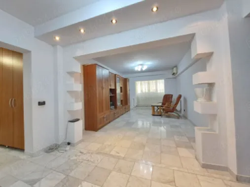 Vand Apartament spatios cu 4 camere de vanzare pe Bdul Decebal