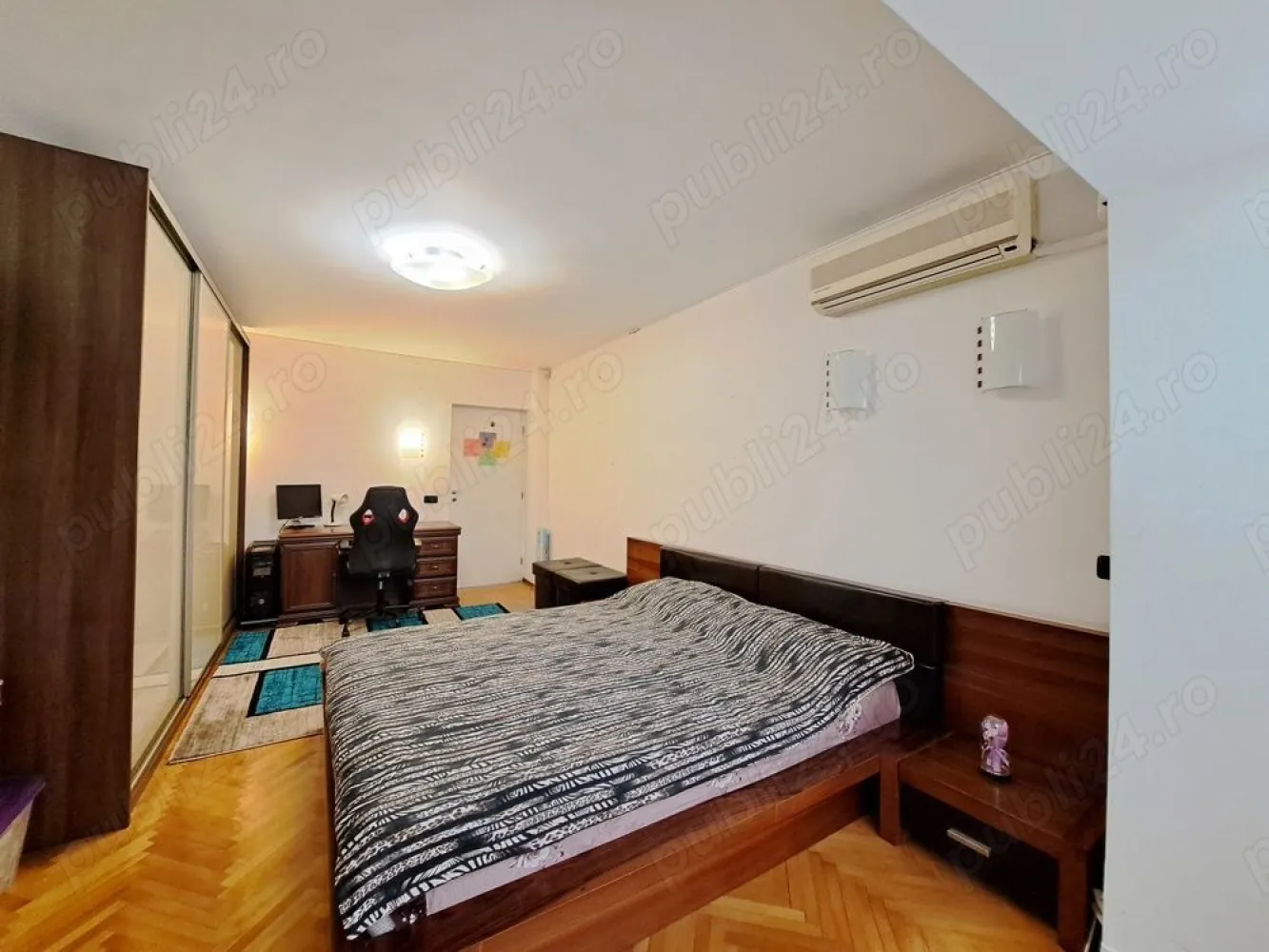Vand Apartament spatios cu 4 camere de vanzare pe Bdul Decebal - Aceasta proprietate ofera acces rapid si comod catre toate punctele de interes din Bucuresti (Piata Alba Iulia, Unirii, Calea Calarasi, Centrul vechi etc), aflandu-se la doar 350m de statia de metrou Muncii si statii STB.
La 7 minute de mers cu masina pana la Mall Vitan si tot atat la celelalte doua atractii Mega mall si Park lake.
Apartamentul se afla la etajul 8 al unui bloc monolit finalizat in anul 1992.
Apartamentul, eficient compartimentat, te intampina cu incaperi generoase dispuse cu vedere atat spre Bulevardul Decebal cat si spre cartierul Dristor. Proprietatea este perfecta pentru o familie cu copii sau pentru cei care doresc sa aiba si un birou acasa.
Suprafata utila: 102,5mp
Suprafata totala: 112mp
- un living generos (18mp) cu vedere spre Bulevardul Decebal. Zona de zi luminoasa si aerisita, ofera spatiu pentru relaxare sau pentru a gazdui oaspeti.
- un dormitor matrimonial spatios (18mp) luminos, cu dressing incapator, facut pe comanda;
- celelalte 2 dormitoare ofera intimitate, spatiile sunt versatile putand fi adaptate nevoilor fiecarui membru al familiei. Ambele dormitoare au balcon propriu din care avem o vedere panoramica asupra orasului.
- bucataria este foarte spatioasa (17mp) si cocheta cu mobila realizata pe comanda si utilata cu echipamente de calitate. Acesta este locul ideal atat pentru gatit cat si pentru a servi masa sau a petrecere timp in familie.
O baie mare, cu cada si o toaleta de serviciu, dispuse strategic in apartament.
2 balcoane si o logie.
Pe langa eleganta spatiului generos, acest apartament beneficiaza de o locatie privilegiata intr-o zona plina de viata si facilitati.
Apartamentul este dispus pe un bulevard central cu acces facil catre
- o multitudine de cafenele si restaurante perfecte pentru intalniri sau cine romantice
- magazine pentru cumparaturi de proximitate
- acces la transport public (metrou, autobuz, tramvai)
- posibilitate de parcarea in parcare subterana cu intrarea din bulevard.