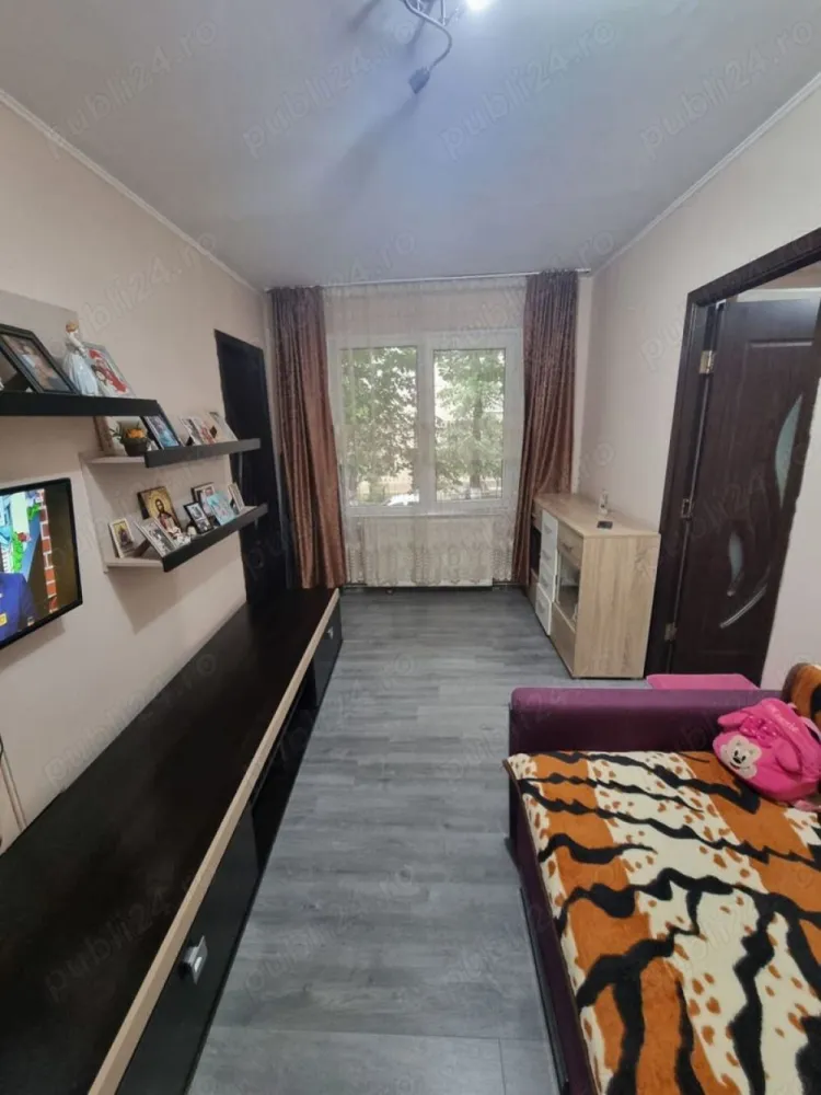 De vanzare apartament cu 3 camere - Ocazie pentru investitie !
Apartamentul se afla la intersectia strazii Jiului cu Tarnavei zona Closca, este de tip semidecomandat se afla la etajul 1 al unui bloc cu 4 etaje construit in anul 1972, are o suprafata utila de 48 mp, si este situat pe centrul blocului ceea ce din punct de vedere termic rezulta un consum redus la utilitati pe timp de iarna. Din a treia camera s-a creat o bucatarie, din bucataria mica s-a facut o camara pentru alimente. Scara blocului este prevazuta cu usa din termopan, vecinii sunt foarte linistiti majoritatea in varsta. Loc de parcare exista in fata blocului fara plata.

 Este foarte aproape de piata, farmacie, posta, brutarie, magazinele Profi si Peny. Scoala M Eliade, gradinita cu program prelungit nr 9 si liceu Traian Vuia la un minut distanta.
Compartimentare : hol intrare, bucatarie, baie, 2 camere, camara.
Dotari : geamuri termopan, usi interioare din lemn, gresie, faianta, parchet, centrala termica proprie cu circuit din cupru, calorifere din metal.
Apartamentul se vinde mobilat.
Nu doresc colaborare cu intermediari.

Pretul este usor negociabil.