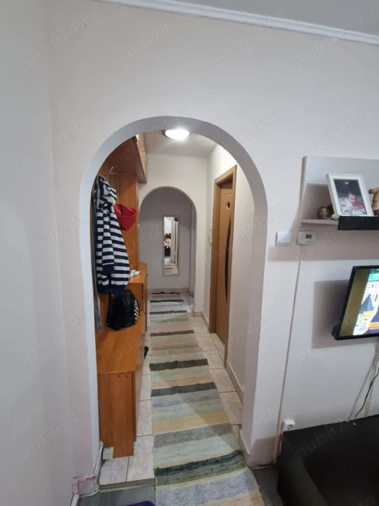 De vanzare apartament cu 3 camere - Ocazie pentru investitie !
Apartamentul se afla la intersectia strazii Jiului cu Tarnavei zona Closca, este de tip semidecomandat se afla la etajul 1 al unui bloc cu 4 etaje construit in anul 1972, are o suprafata utila de 48 mp, si este situat pe centrul blocului ceea ce din punct de vedere termic rezulta un consum redus la utilitati pe timp de iarna. Din a treia camera s-a creat o bucatarie, din bucataria mica s-a facut o camara pentru alimente. Scara blocului este prevazuta cu usa din termopan, vecinii sunt foarte linistiti majoritatea in varsta. Loc de parcare exista in fata blocului fara plata.

 Este foarte aproape de piata, farmacie, posta, brutarie, magazinele Profi si Peny. Scoala M Eliade, gradinita cu program prelungit nr 9 si liceu Traian Vuia la un minut distanta.
Compartimentare : hol intrare, bucatarie, baie, 2 camere, camara.
Dotari : geamuri termopan, usi interioare din lemn, gresie, faianta, parchet, centrala termica proprie cu circuit din cupru, calorifere din metal.
Apartamentul se vinde mobilat.
Nu doresc colaborare cu intermediari.

Pretul este usor negociabil.