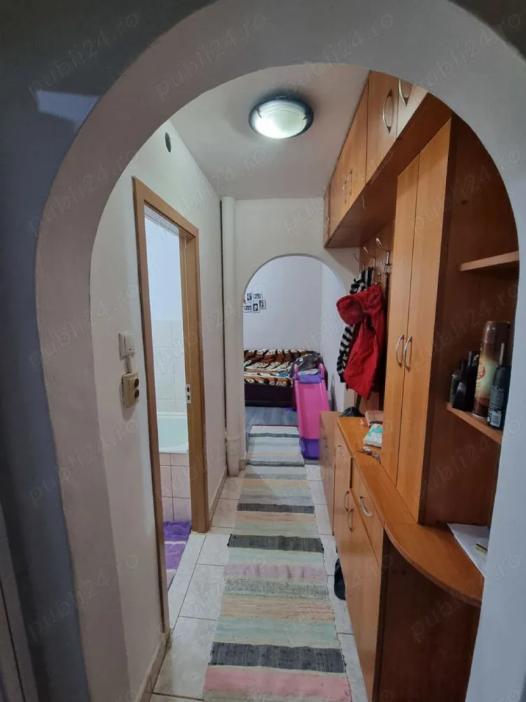 De vanzare apartament cu 3 camere - Ocazie pentru investitie !
Apartamentul se afla la intersectia strazii Jiului cu Tarnavei zona Closca, este de tip semidecomandat se afla la etajul 1 al unui bloc cu 4 etaje construit in anul 1972, are o suprafata utila de 48 mp, si este situat pe centrul blocului ceea ce din punct de vedere termic rezulta un consum redus la utilitati pe timp de iarna. Din a treia camera s-a creat o bucatarie, din bucataria mica s-a facut o camara pentru alimente. Scara blocului este prevazuta cu usa din termopan, vecinii sunt foarte linistiti majoritatea in varsta. Loc de parcare exista in fata blocului fara plata.

 Este foarte aproape de piata, farmacie, posta, brutarie, magazinele Profi si Peny. Scoala M Eliade, gradinita cu program prelungit nr 9 si liceu Traian Vuia la un minut distanta.
Compartimentare : hol intrare, bucatarie, baie, 2 camere, camara.
Dotari : geamuri termopan, usi interioare din lemn, gresie, faianta, parchet, centrala termica proprie cu circuit din cupru, calorifere din metal.
Apartamentul se vinde mobilat.
Nu doresc colaborare cu intermediari.

Pretul este usor negociabil.