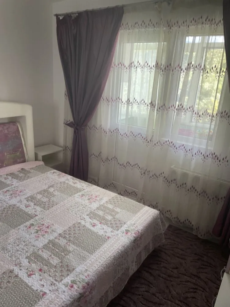 Vand apartament 4 camere - Metrou Gorjului , Aleea Moinești -Parcul Liniei ,4 camere 150.000€ negociabil
Descriere :
Proprietar direct , Apartament 4 camere an constructie 1983 ,etaj 3/4 , complet mobilat și utilat , Aleea Moinești -Parcul Liniei ,spațios , confort 1, decomandat , 83 mp. suprafața utilă , 87 mp.suprafata construita , balcon, centrală proprie , ușă antiefracție ,gresie,faianță , parchet , geamuri termopan .
Acces rapid la stația de metrou Gorjului (cca 7 min) și stație STB 137,138 (cca5 min.)