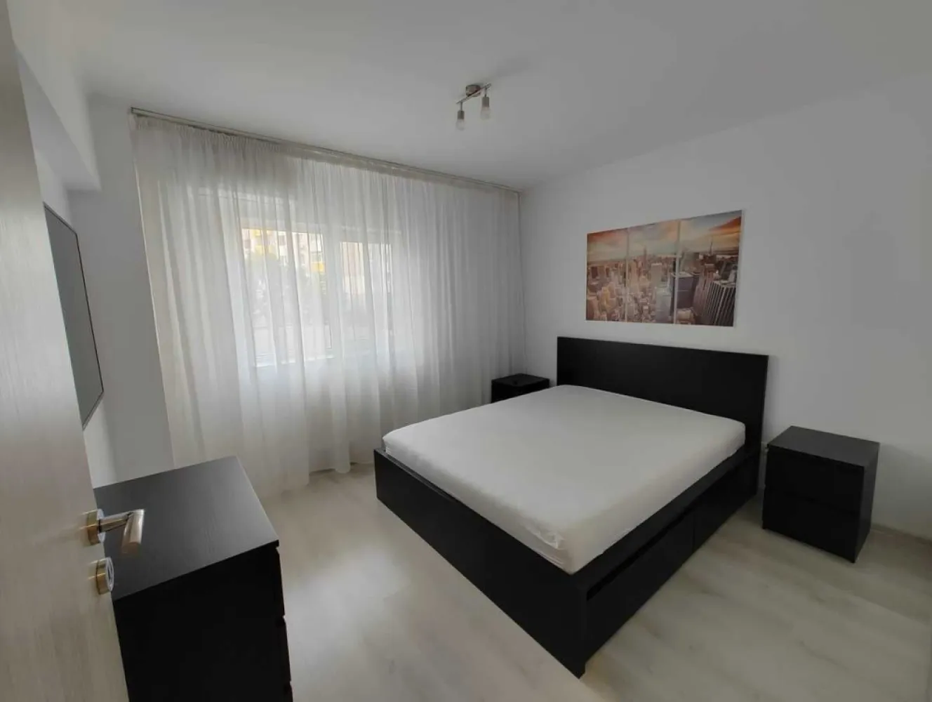 Apartament 4 camere | Rahova | 82mp | Utilat & Mobilat - Vand apartament cu 4 camere, cu o suprafata utila de 82 mp, mobilat/utilat. Acesta este situat la etajul 2 al unui bloc solid construit in 1980, foarte linistit, aflat in zona Rahova (la 10-20 minute de Piata Unirii). Apartamentul este ferit de zgomotul stradal, avand vedere spate.

Acesta are instalatii sanitare si electrice noi (fire si tablou noi, cu circuite separate), tamplarie termopan si calorifere noi, becuri LED eficiente energetic, baterii Hansgrohe, gresie, faianta si mozaic Delta Studio, usa metalica, detector de gaze.

Apartamentul are un design interior modern, este spatios si luminos. Dispune de o sufragerie spatioasa, 3 dormitoare, 2 bai, o bucatarie inchisa complet mobilata, hol mare, dressing si balcon.