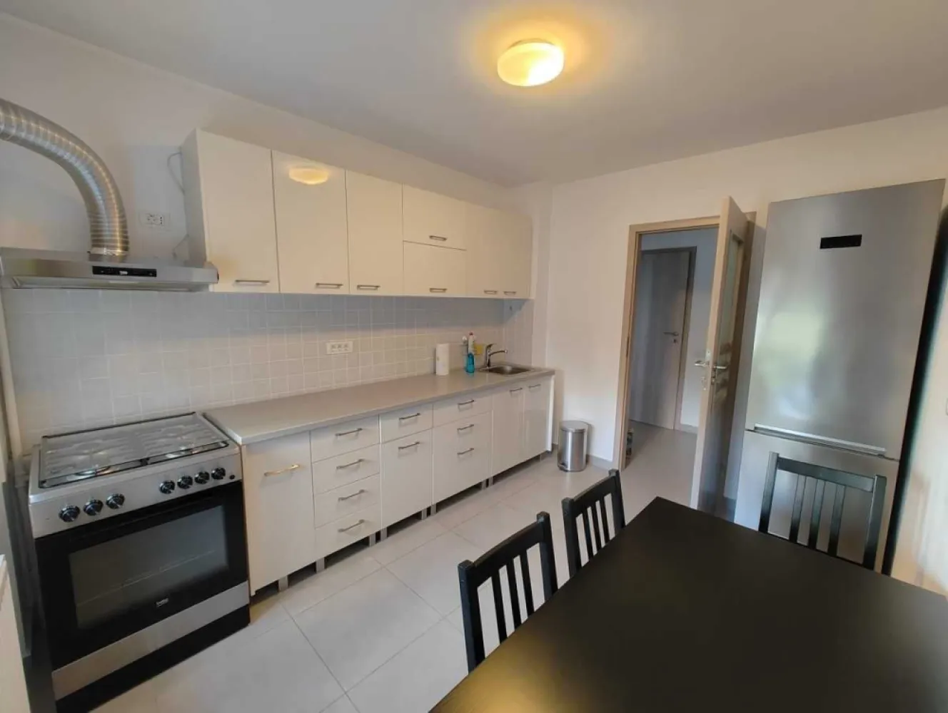 Apartament 4 camere | Rahova | 82mp | Utilat & Mobilat - Vand apartament cu 4 camere, cu o suprafata utila de 82 mp, mobilat/utilat. Acesta este situat la etajul 2 al unui bloc solid construit in 1980, foarte linistit, aflat in zona Rahova (la 10-20 minute de Piata Unirii). Apartamentul este ferit de zgomotul stradal, avand vedere spate.

Acesta are instalatii sanitare si electrice noi (fire si tablou noi, cu circuite separate), tamplarie termopan si calorifere noi, becuri LED eficiente energetic, baterii Hansgrohe, gresie, faianta si mozaic Delta Studio, usa metalica, detector de gaze.

Apartamentul are un design interior modern, este spatios si luminos. Dispune de o sufragerie spatioasa, 3 dormitoare, 2 bai, o bucatarie inchisa complet mobilata, hol mare, dressing si balcon.