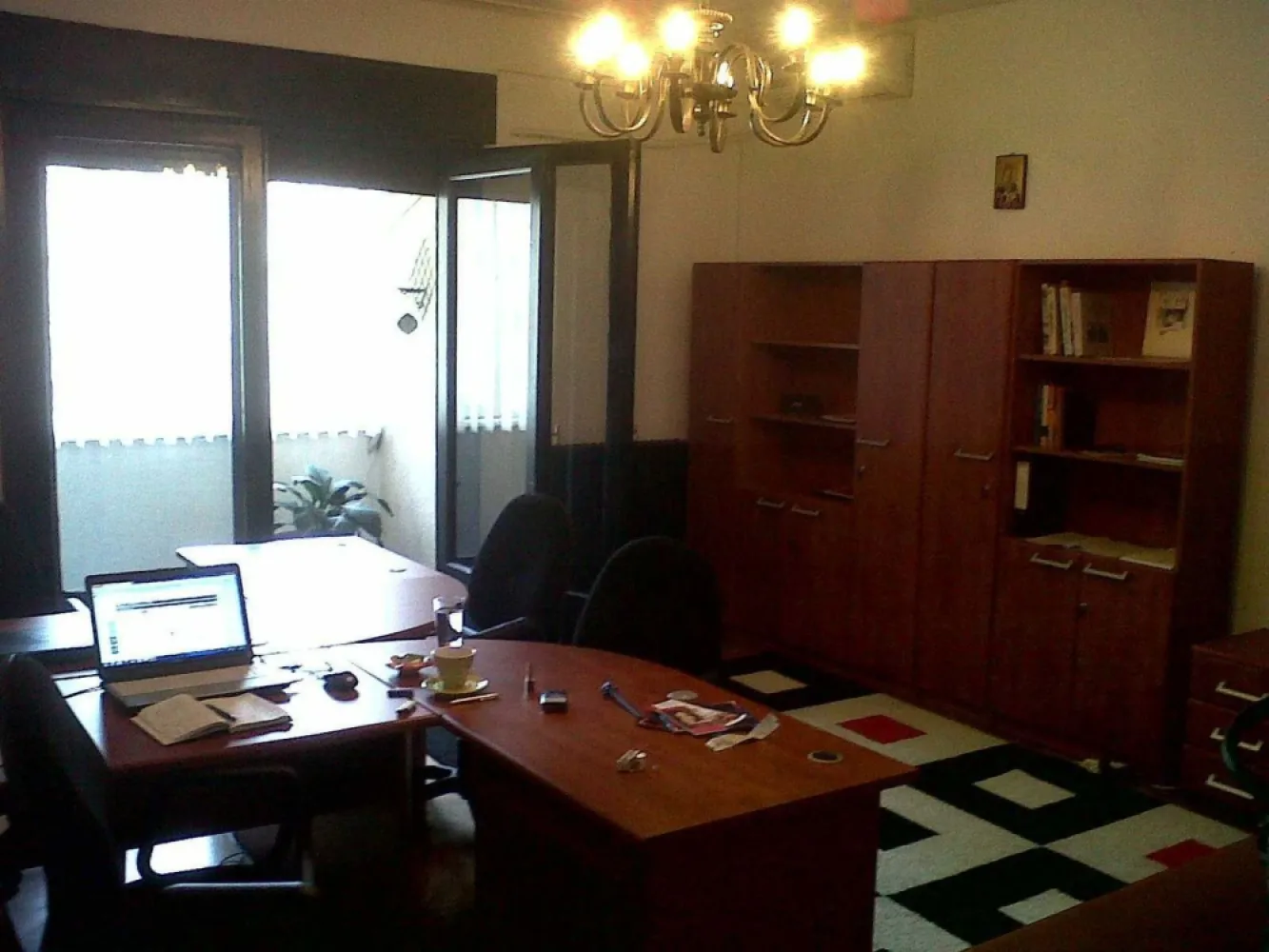 OCAZIE 4 camere Piata Romana 134 mp etaj 2/7 vedere Magheru 169700 EUR - Apartamentul este pozitionat pe Bulevardul Magheru, peste drum de statia de metrou Piata Romana si de KFC, avand in spate Piata Amzei (magazine, farmacii, terase, restaurante, piata, scoala, gradinita etc.) iar la 400 m se afla Academia de Studii Economice

Apartamentul se poate imparti si in 2 proprietati functionale separat: 
-un apartament de 3 camere cu baie si intrare principala din holul imobilului si 
-o garsoniera cu baie si cu bucatarie, avand intrare secundara din holul imobilului.

Apartamentul poate fi locuit imediat fiind curat si liber, dar pentru un confort de lux poate fi imbunatatit dupa preferinta viitorului proprietar. 

Acesta are geamuri termopane, usi din lemn masiv, gresie si faianta, dar si parchet masiv, raschetat si paluxat. 

Blocul dispune de propria centrală termică, ce a fost înnoită în anul 2023.

Poate fi cumparat in scop rezidential/ca investitie. 

Pana in anul 2010 a avut caracter bancabil, in baza consolidarii realizate in 1978 (supra-armaturi si evidente vizibile de consolidare).