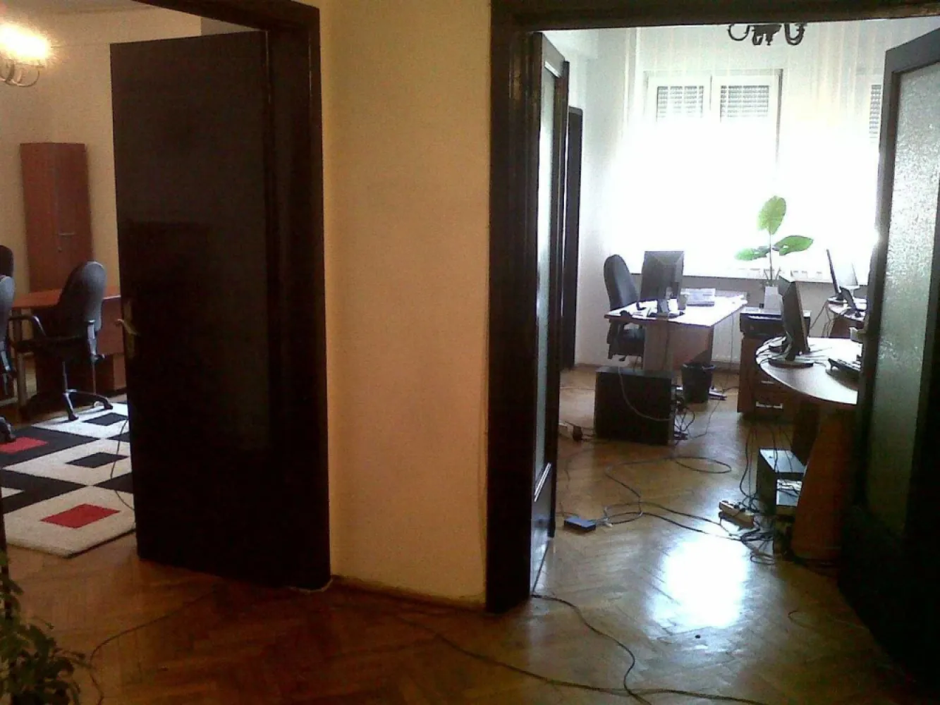 OCAZIE 4 camere Piata Romana 134 mp etaj 2/7 vedere Magheru 169700 EUR - Apartamentul este pozitionat pe Bulevardul Magheru, peste drum de statia de metrou Piata Romana si de KFC, avand in spate Piata Amzei (magazine, farmacii, terase, restaurante, piata, scoala, gradinita etc.) iar la 400 m se afla Academia de Studii Economice

Apartamentul se poate imparti si in 2 proprietati functionale separat: 
-un apartament de 3 camere cu baie si intrare principala din holul imobilului si 
-o garsoniera cu baie si cu bucatarie, avand intrare secundara din holul imobilului.

Apartamentul poate fi locuit imediat fiind curat si liber, dar pentru un confort de lux poate fi imbunatatit dupa preferinta viitorului proprietar. 

Acesta are geamuri termopane, usi din lemn masiv, gresie si faianta, dar si parchet masiv, raschetat si paluxat. 

Blocul dispune de propria centrală termică, ce a fost înnoită în anul 2023.

Poate fi cumparat in scop rezidential/ca investitie. 

Pana in anul 2010 a avut caracter bancabil, in baza consolidarii realizate in 1978 (supra-armaturi si evidente vizibile de consolidare).