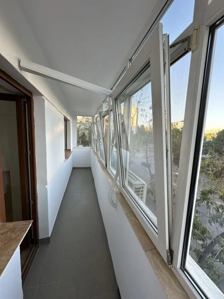 Vand apartament 4 camere Drumul Taberei - Vand apartament de 4 camere in zona drumul taberei, (str.Valea Argesului nr2) semidecomandat, (transformat in 3 camere).
Suprafata totala: 86,54 MP. 
Apartamentul are 2 balcoane, 2 grupuri sanitare si 2 debarale. Aer conditionat Romstal, instalatii sanitare Romstal, usi noi albe, zugravit nou. Apartamentul este situat la etajul 2/10.
Lipit de statia de metrou Constantin Brancusi.
Rel la tel!
