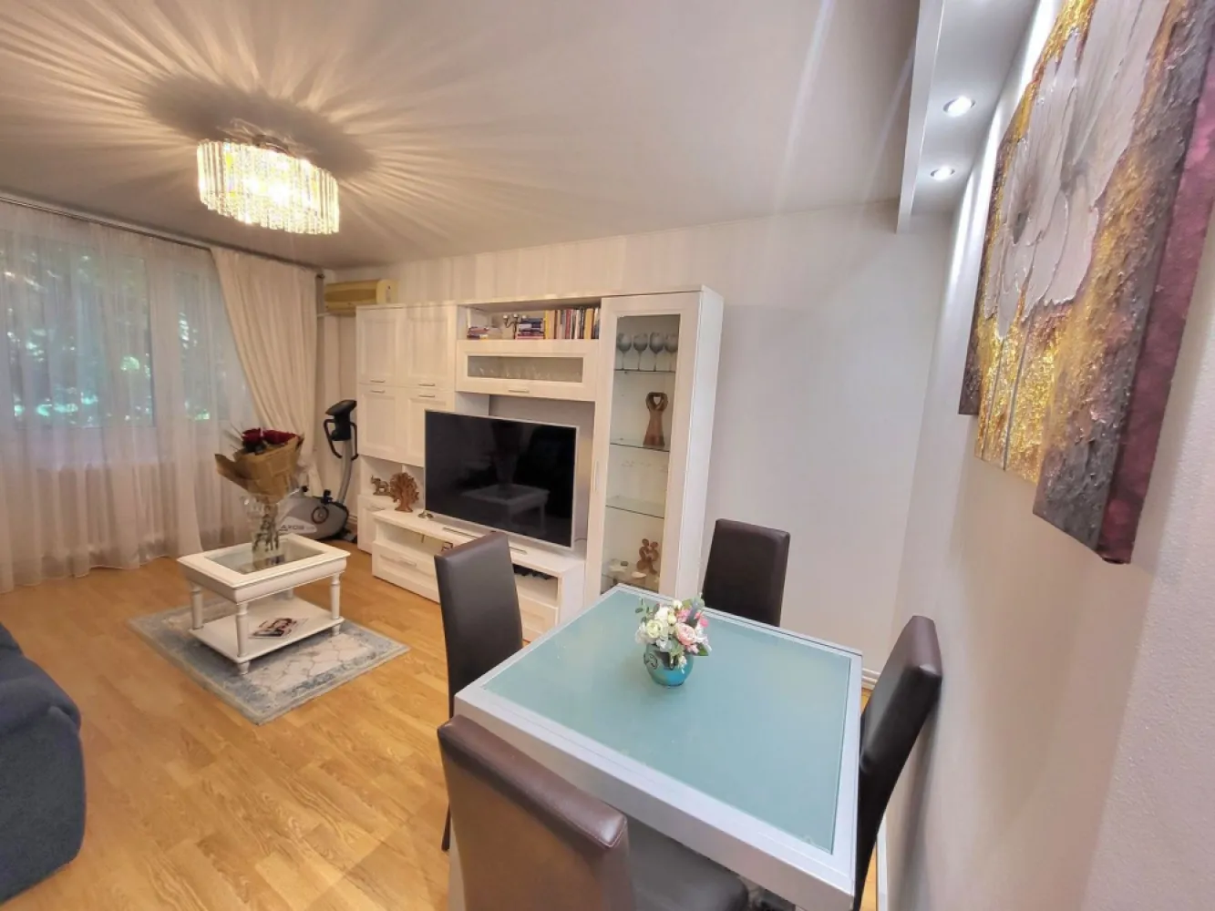 Direct proprietar vand apartament 4 camere București - Direct proprietar, vând apartament decomandat 4 camere:
* situat în bloc mic de 4 etaje la etajul 1, zona de liniște fără trafic, cu verdeață și parcuri, aproape de Parcul Tineretului și Oraselul Copiilor. 
*Mall Sun Plazza la 15 minute de mers pe jos.
* spațios, 89 mp.
* compus din sufragerie, 3 dormitoare, o bucătărie, 2 bai, balcon, 2 holuri. 
*complet renovat recent, cu îmbunătățiri substanțiale 
*usi noi si calitative, pereții exteriori izolați.
* centrala termica proprie.
* utilat, mobila de calitate. 
*2 grupuri sanitare dintre care unul cu cadă.
*2 aparate de aer condiționat.
* loc de parcare ADP lângă scara blocului 
*școală și 2 grădinițe la 2- 5 minunte de mers pe jos, practic este un confort suplimentar atât pentru părinți cât și pentru copii.
Acte la zi, curat și disponibil pentru mutare rapidă. 
Pret: 180000 Euro. 
Telefon: 07******00.
Colaborez cu persoane particulare.