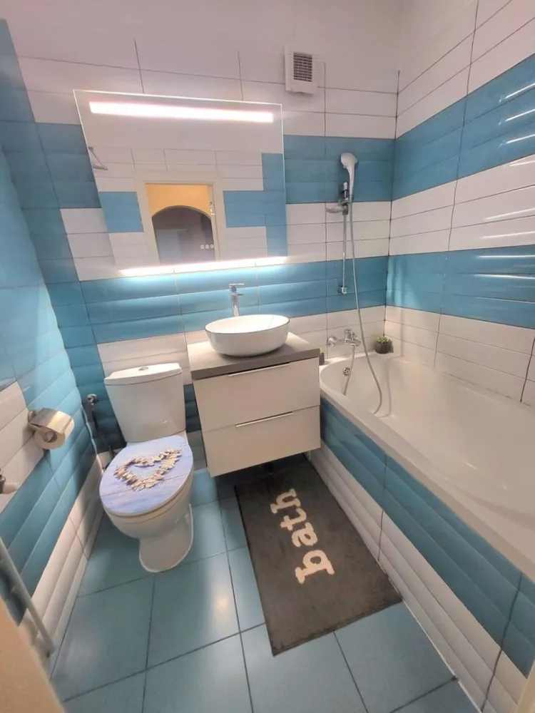 Direct proprietar vand apartament 4 camere București - Direct proprietar, vând apartament decomandat 4 camere:
* situat în bloc mic de 4 etaje la etajul 1, zona de liniște fără trafic, cu verdeață și parcuri, aproape de Parcul Tineretului și Oraselul Copiilor. 
*Mall Sun Plazza la 15 minute de mers pe jos.
* spațios, 89 mp.
* compus din sufragerie, 3 dormitoare, o bucătărie, 2 bai, balcon, 2 holuri. 
*complet renovat recent, cu îmbunătățiri substanțiale 
*usi noi si calitative, pereții exteriori izolați.
* centrala termica proprie.
* utilat, mobila de calitate. 
*2 grupuri sanitare dintre care unul cu cadă.
*2 aparate de aer condiționat.
* loc de parcare ADP lângă scara blocului 
*școală și 2 grădinițe la 2- 5 minunte de mers pe jos, practic este un confort suplimentar atât pentru părinți cât și pentru copii.
Acte la zi, curat și disponibil pentru mutare rapidă. 
Pret: 180000 Euro. 
Telefon: 07******00.
Colaborez cu persoane particulare.