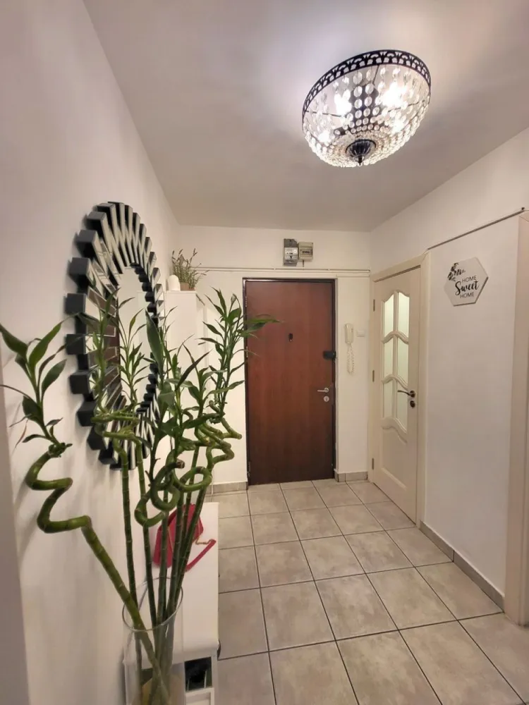 Direct proprietar vand apartament 4 camere București - Direct proprietar, vând apartament decomandat 4 camere:
* situat în bloc mic de 4 etaje la etajul 1, zona de liniște fără trafic, cu verdeață și parcuri, aproape de Parcul Tineretului și Oraselul Copiilor. 
*Mall Sun Plazza la 15 minute de mers pe jos.
* spațios, 89 mp.
* compus din sufragerie, 3 dormitoare, o bucătărie, 2 bai, balcon, 2 holuri. 
*complet renovat recent, cu îmbunătățiri substanțiale 
*usi noi si calitative, pereții exteriori izolați.
* centrala termica proprie.
* utilat, mobila de calitate. 
*2 grupuri sanitare dintre care unul cu cadă.
*2 aparate de aer condiționat.
* loc de parcare ADP lângă scara blocului 
*școală și 2 grădinițe la 2- 5 minunte de mers pe jos, practic este un confort suplimentar atât pentru părinți cât și pentru copii.
Acte la zi, curat și disponibil pentru mutare rapidă. 
Pret: 180000 Euro. 
Telefon: 07******00.
Colaborez cu persoane particulare.