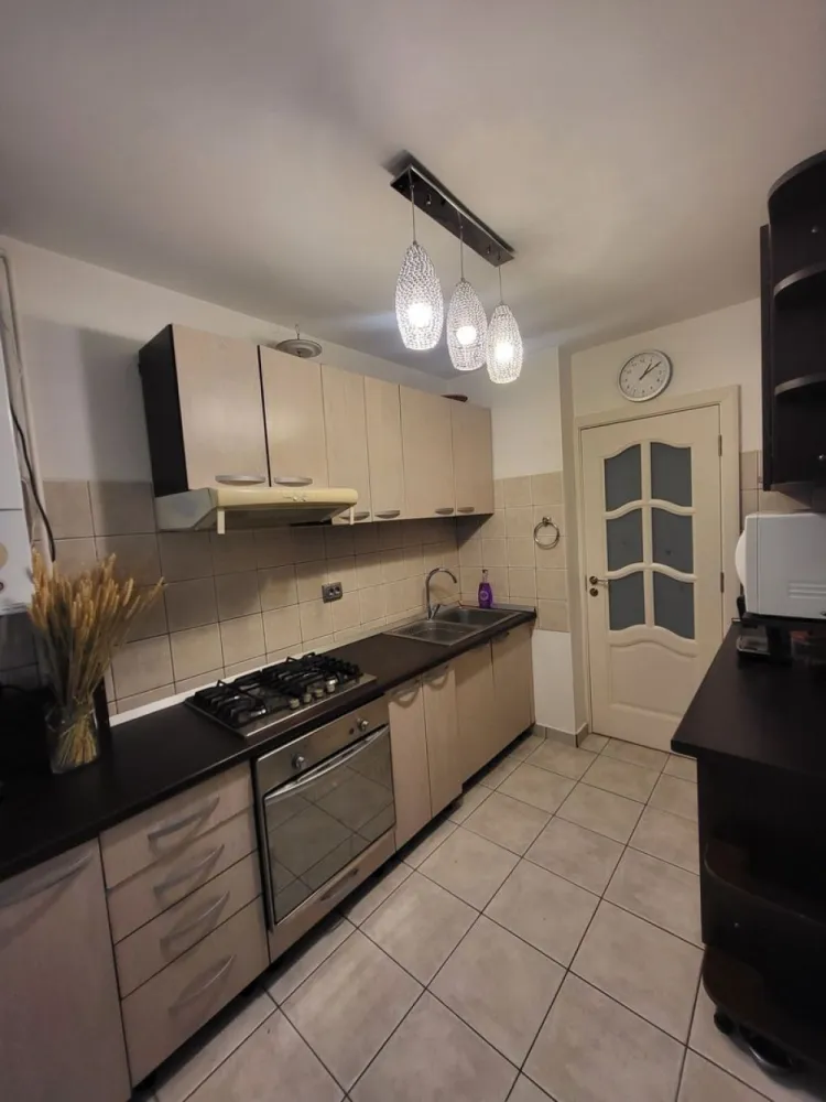 Direct proprietar vand apartament 4 camere București - Direct proprietar, vând apartament decomandat 4 camere:
* situat în bloc mic de 4 etaje la etajul 1, zona de liniște fără trafic, cu verdeață și parcuri, aproape de Parcul Tineretului și Oraselul Copiilor. 
*Mall Sun Plazza la 15 minute de mers pe jos.
* spațios, 89 mp.
* compus din sufragerie, 3 dormitoare, o bucătărie, 2 bai, balcon, 2 holuri. 
*complet renovat recent, cu îmbunătățiri substanțiale 
*usi noi si calitative, pereții exteriori izolați.
* centrala termica proprie.
* utilat, mobila de calitate. 
*2 grupuri sanitare dintre care unul cu cadă.
*2 aparate de aer condiționat.
* loc de parcare ADP lângă scara blocului 
*școală și 2 grădinițe la 2- 5 minunte de mers pe jos, practic este un confort suplimentar atât pentru părinți cât și pentru copii.
Acte la zi, curat și disponibil pentru mutare rapidă. 
Pret: 180000 Euro. 
Telefon: 07******00.
Colaborez cu persoane particulare.