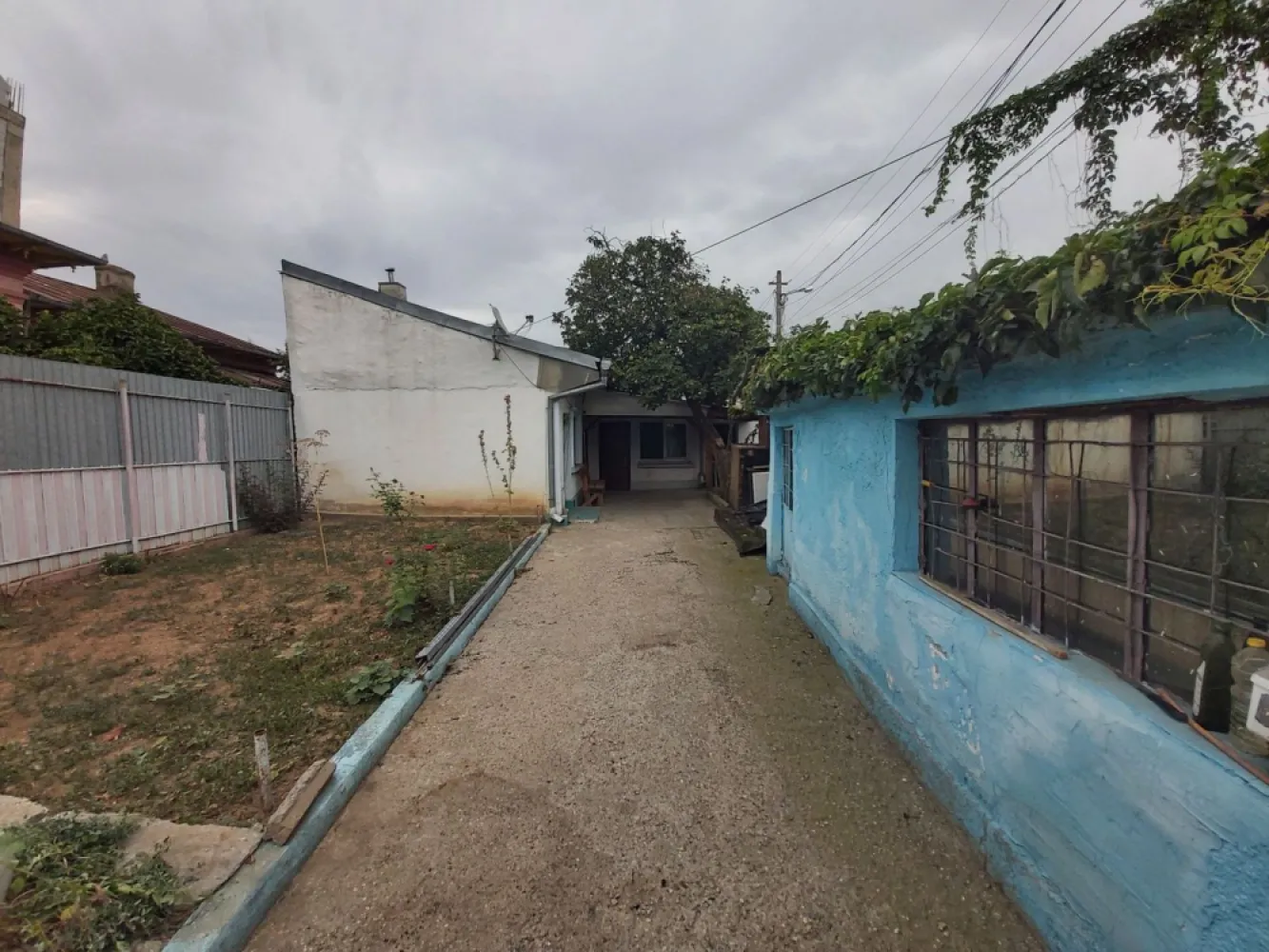 Proprietar, Pieptanari-Giurgiului casa 208 mp - Proprietar, vând teren cu casa demolabila situat în sector 5, pe strada Suhaia nr. 51, zona liniștită. Garaj și foișor în spatele garajului. Acces facil către Sos. Giurgiului și B-dul Pieptanari și catre transportul în comun, metrou Eroii Revoluției. Toate utilitățile, mai puțin gaze.