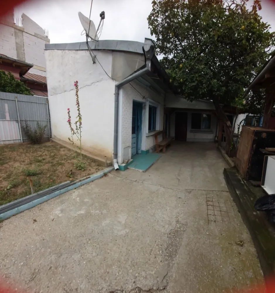 Proprietar, Pieptanari-Giurgiului casa 208 mp - Proprietar, vând teren cu casa demolabila situat în sector 5, pe strada Suhaia nr. 51, zona liniștită. Garaj și foișor în spatele garajului. Acces facil către Sos. Giurgiului și B-dul Pieptanari și catre transportul în comun, metrou Eroii Revoluției. Toate utilitățile, mai puțin gaze.