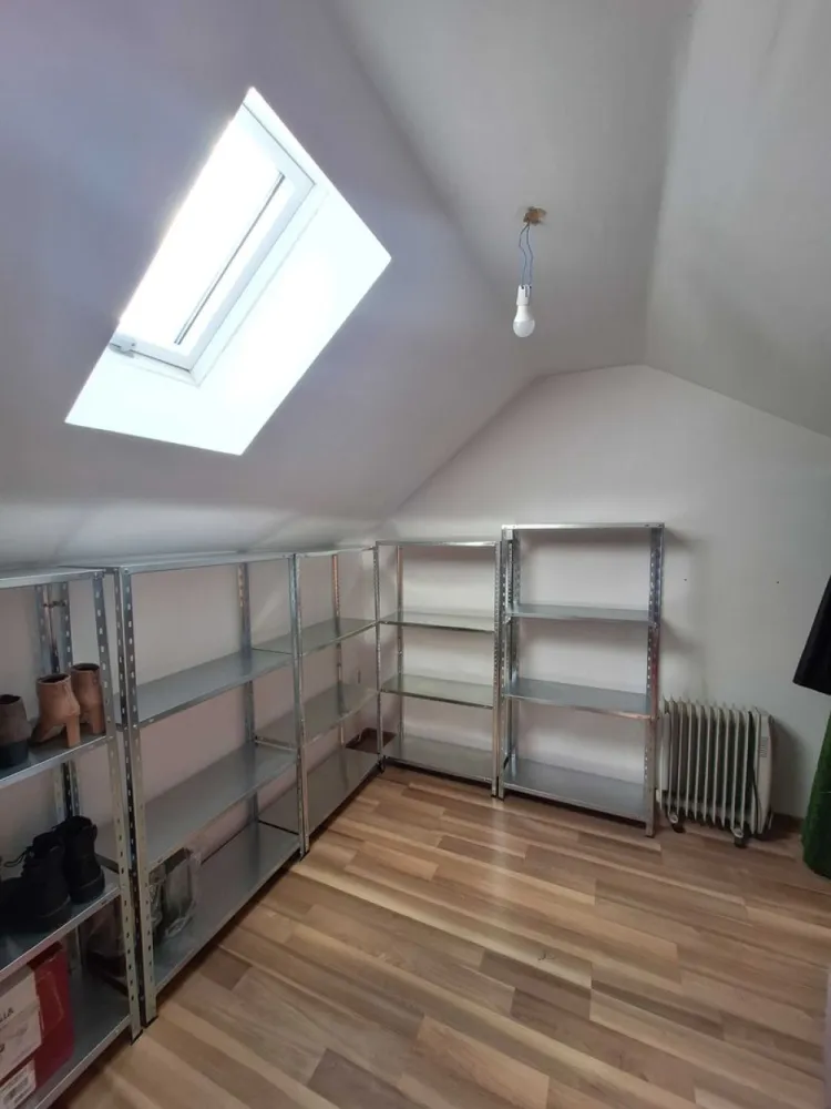 Casa de vanzare Aparatorii Patriei - Persoană fizică 
Vând casă p+ 2 etaje, aflata într-un complex case înşiruite, construită în anul 2017 
Casa dispune de 4 camere, dresing, baie, wc serviciu, bucătărie, balcon.
Suprafață totală 102 m2 
Se vinde cu două locuri de parcare si terasa. Suprafata 40 m2 .
Este poziționată între două stații de metrou: apărătorii patriei respectiv Dimitrie Leonida la o distanță de 8 9 minute de mers pe jos. (Drum asfaltat)
Încălzirea se face cu centrală proprie și dispune de toate utilitățile: 
Apă, gaz, curent, internet.
Cer și ofer seriozitate.
Exclus intermediari!!!