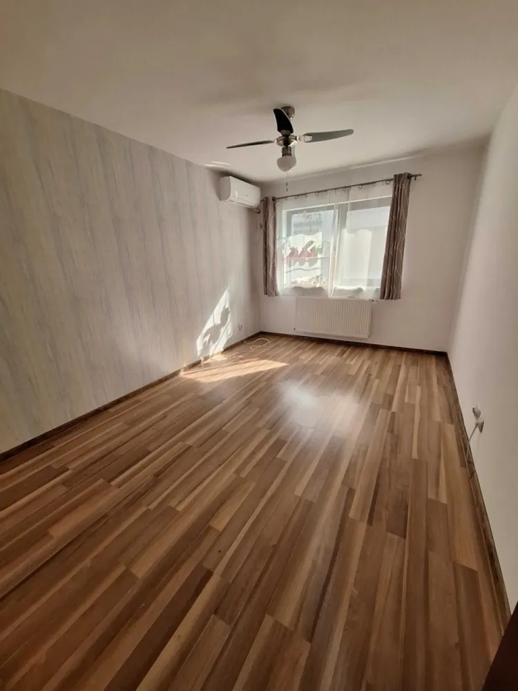 Casa de vanzare Aparatorii Patriei - Persoană fizică 
Vând casă p+ 2 etaje, aflata într-un complex case înşiruite, construită în anul 2017 
Casa dispune de 4 camere, dresing, baie, wc serviciu, bucătărie, balcon.
Suprafață totală 102 m2 
Se vinde cu două locuri de parcare si terasa. Suprafata 40 m2 .
Este poziționată între două stații de metrou: apărătorii patriei respectiv Dimitrie Leonida la o distanță de 8 9 minute de mers pe jos. (Drum asfaltat)
Încălzirea se face cu centrală proprie și dispune de toate utilitățile: 
Apă, gaz, curent, internet.
Cer și ofer seriozitate.
Exclus intermediari!!!