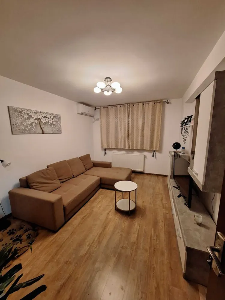 Casa de vanzare Aparatorii Patriei - Persoană fizică 
Vând casă p+ 2 etaje, aflata într-un complex case înşiruite, construită în anul 2017 
Casa dispune de 4 camere, dresing, baie, wc serviciu, bucătărie, balcon.
Suprafață totală 102 m2 
Se vinde cu două locuri de parcare si terasa. Suprafata 40 m2 .
Este poziționată între două stații de metrou: apărătorii patriei respectiv Dimitrie Leonida la o distanță de 8 9 minute de mers pe jos. (Drum asfaltat)
Încălzirea se face cu centrală proprie și dispune de toate utilitățile: 
Apă, gaz, curent, internet.
Cer și ofer seriozitate.
Exclus intermediari!!!