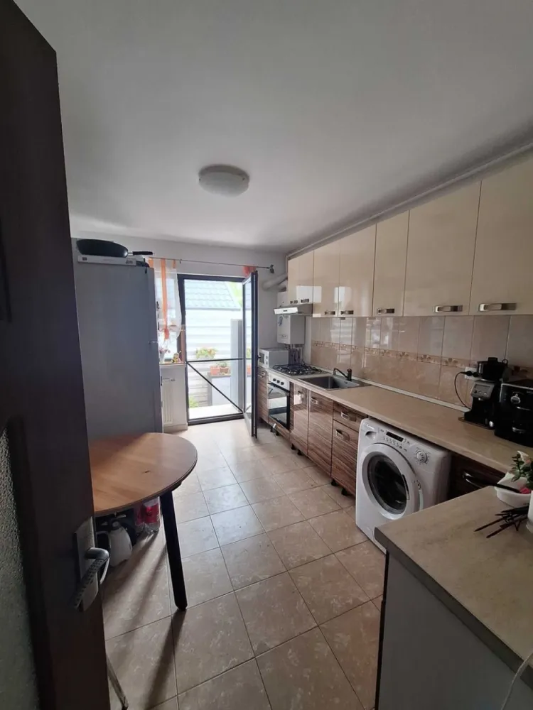 Casa de vanzare Aparatorii Patriei - Persoană fizică 
Vând casă p+ 2 etaje, aflata într-un complex case înşiruite, construită în anul 2017 
Casa dispune de 4 camere, dresing, baie, wc serviciu, bucătărie, balcon.
Suprafață totală 102 m2 
Se vinde cu două locuri de parcare si terasa. Suprafata 40 m2 .
Este poziționată între două stații de metrou: apărătorii patriei respectiv Dimitrie Leonida la o distanță de 8 9 minute de mers pe jos. (Drum asfaltat)
Încălzirea se face cu centrală proprie și dispune de toate utilitățile: 
Apă, gaz, curent, internet.
Cer și ofer seriozitate.
Exclus intermediari!!!