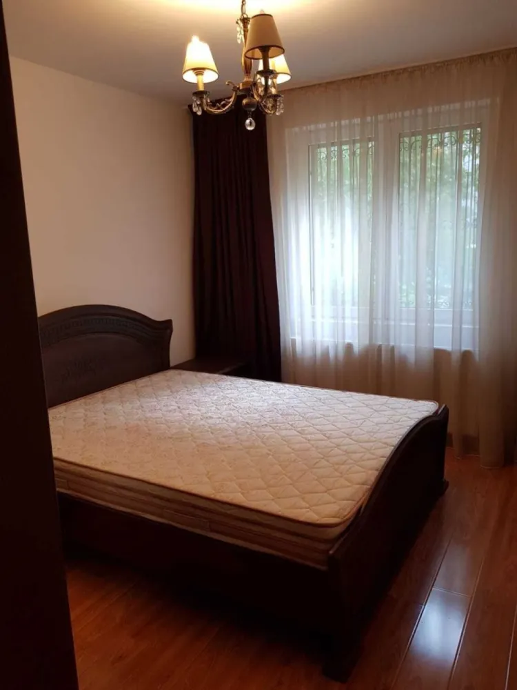 Proprietar vând apartament de 4 camere, zona Colentina - Fundeni - Proprietar vând apartament de 4 camere cu 2 grupuri sanitare si 2 balcoane , zona Colentina - Fundeni. Apartamentul este renovat. Bloc reabilitat. An construcție 1983. Clasa energetica A. Parter. Bucătărie mare cu balcon, Centrala termica.
Apartamentul prezinta o suprafața de 90 mp utili plus doua balcoane. Prezinta finisaje de calitate superioara cu gresie, faianța, parchet. Podeaua a fost izolata acustic. Ferestrele dispun de tâmplărie pvc si geam termopan de buna calitate astfel anulând zgomotul. Apartamentul dispune de loc de parcare cu abonament de la ADP. Apartamentul fiind la parter se poate instala o priza electrica de 220V pentru masini electrice.Tel 07******06
Blocul fiind poziționat bine accesul este facil in orice zona, având in apropiere hot spot-uri necesare cotidian:
- scoli 
- grădinițe si creșe
- campusul Universitar 
- acces facil către autostrada Bucuresti-Ploiesti
- acces la piețe
- acces supermarketuri
- farmacii, plafar
- supermarket-uri Mega Image, Carrefour, Lidl
- parcuri, pentru cei care doresc sa se bucure de sport in aer liber.
Blocul deține supraveghere video inclusiv in incinta, scara este extrem de curata, renovata, conductele blocului sunt schimbate, ghena este renovata si nu emite mirosuri neplăcute, de asemenea se încurajează sortarea deșeurilor.

Caracteristici, dotări
Opțiuni interior
2 grupuri sanitare
 Centrala termica
 Apometre
 Balcon
 Debara
 Inst. electrice noi
 Inst. sanitare noi
 Izolație termica
 Renovat recent
 Termopan
 Ușa metalica
Opțiuni exterior
Interfon
Reabilitat termic
Structura beton