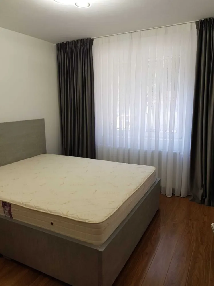 Proprietar vând apartament de 4 camere, zona Colentina - Fundeni - Proprietar vând apartament de 4 camere cu 2 grupuri sanitare si 2 balcoane , zona Colentina - Fundeni. Apartamentul este renovat. Bloc reabilitat. An construcție 1983. Clasa energetica A. Parter. Bucătărie mare cu balcon, Centrala termica.
Apartamentul prezinta o suprafața de 90 mp utili plus doua balcoane. Prezinta finisaje de calitate superioara cu gresie, faianța, parchet. Podeaua a fost izolata acustic. Ferestrele dispun de tâmplărie pvc si geam termopan de buna calitate astfel anulând zgomotul. Apartamentul dispune de loc de parcare cu abonament de la ADP. Apartamentul fiind la parter se poate instala o priza electrica de 220V pentru masini electrice.Tel 07******06
Blocul fiind poziționat bine accesul este facil in orice zona, având in apropiere hot spot-uri necesare cotidian:
- scoli 
- grădinițe si creșe
- campusul Universitar 
- acces facil către autostrada Bucuresti-Ploiesti
- acces la piețe
- acces supermarketuri
- farmacii, plafar
- supermarket-uri Mega Image, Carrefour, Lidl
- parcuri, pentru cei care doresc sa se bucure de sport in aer liber.
Blocul deține supraveghere video inclusiv in incinta, scara este extrem de curata, renovata, conductele blocului sunt schimbate, ghena este renovata si nu emite mirosuri neplăcute, de asemenea se încurajează sortarea deșeurilor.

Caracteristici, dotări
Opțiuni interior
2 grupuri sanitare
 Centrala termica
 Apometre
 Balcon
 Debara
 Inst. electrice noi
 Inst. sanitare noi
 Izolație termica
 Renovat recent
 Termopan
 Ușa metalica
Opțiuni exterior
Interfon
Reabilitat termic
Structura beton