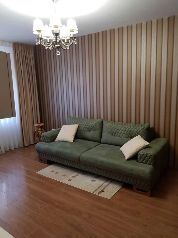 Proprietar vând apartament de 4 camere, zona Colentina - Fundeni - Proprietar vând apartament de 4 camere cu 2 grupuri sanitare si 2 balcoane , zona Colentina - Fundeni. Apartamentul este renovat. Bloc reabilitat. An construcție 1983. Clasa energetica A. Parter. Bucătărie mare cu balcon, Centrala termica.
Apartamentul prezinta o suprafața de 90 mp utili plus doua balcoane. Prezinta finisaje de calitate superioara cu gresie, faianța, parchet. Podeaua a fost izolata acustic. Ferestrele dispun de tâmplărie pvc si geam termopan de buna calitate astfel anulând zgomotul. Apartamentul dispune de loc de parcare cu abonament de la ADP. Apartamentul fiind la parter se poate instala o priza electrica de 220V pentru masini electrice.Tel 07******06
Blocul fiind poziționat bine accesul este facil in orice zona, având in apropiere hot spot-uri necesare cotidian:
- scoli 
- grădinițe si creșe
- campusul Universitar 
- acces facil către autostrada Bucuresti-Ploiesti
- acces la piețe
- acces supermarketuri
- farmacii, plafar
- supermarket-uri Mega Image, Carrefour, Lidl
- parcuri, pentru cei care doresc sa se bucure de sport in aer liber.
Blocul deține supraveghere video inclusiv in incinta, scara este extrem de curata, renovata, conductele blocului sunt schimbate, ghena este renovata si nu emite mirosuri neplăcute, de asemenea se încurajează sortarea deșeurilor.

Caracteristici, dotări
Opțiuni interior
2 grupuri sanitare
 Centrala termica
 Apometre
 Balcon
 Debara
 Inst. electrice noi
 Inst. sanitare noi
 Izolație termica
 Renovat recent
 Termopan
 Ușa metalica
Opțiuni exterior
Interfon
Reabilitat termic
Structura beton