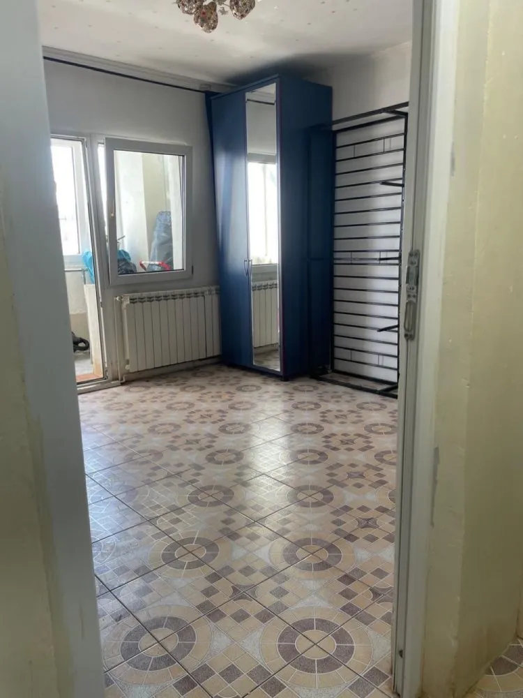Apartament 4 camere zona mall vitan- nerva traian - Particular Vând apartament 4 camere decomandat cu 2 balcoane și 2 băi, poziționat la etajul 8/8 într-un bloc construit între anii 1989-1990, suprafața totală 96,47 mp supravegheat video, scara blocului curata, supravegheată video, cu interfon. 
Panouri fotovoltaice în lucru pentru utilitățile de pe scara blocului!
Acesta se află situat pe o strada adiacentă cu Calea Vitan, Nerva Traian și Splaiul unirii. 
Blocul este anvelopat, poziție centrală foarte bună:
Mall Vitan -5 min
Nerva traian- 5 min
Bd. Unirii- 10 min
Metrou Timpuri Noi - 7-10 min
Metrou Mihai Bravu -15 min
Toate de mers pe jos!
Scoli, grădinițe , supermarketuri in apropiere ! 
Apartamentul dispune de centrală proprie cu calorifere , AC, geamuri termopan, uși termopan la interior, bucătărie open space actualizată în releveu și ușa metalică la intrare!
Preț 189.000€
Rel la tel 07 doi 84 șase 4322
Rog și ofer seriozitate!