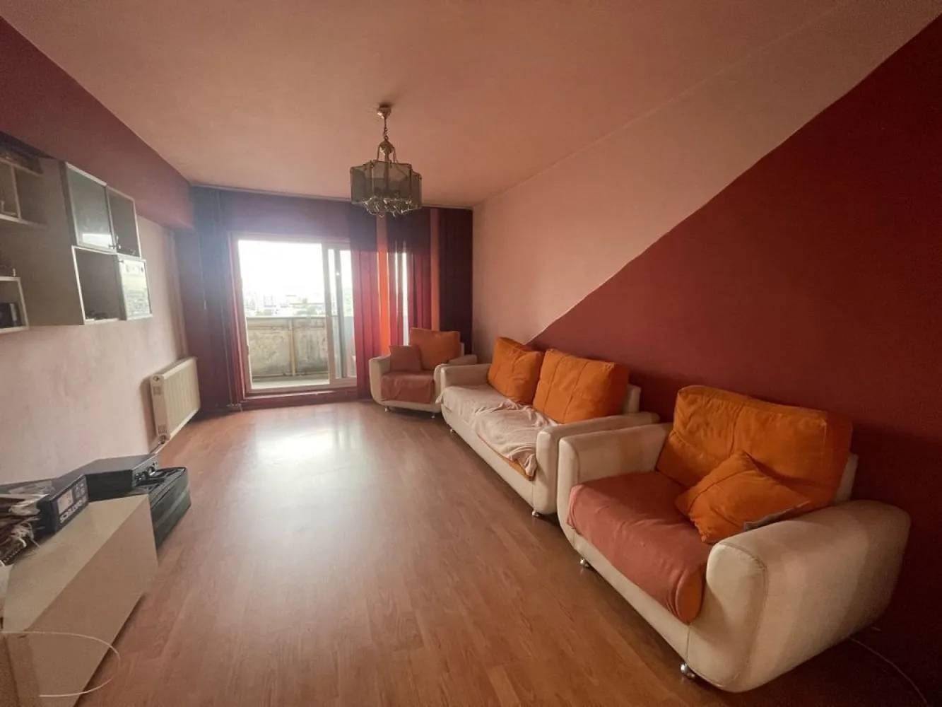 Apartament 4 camere de vazare- Calea Vitan - NU ACCEPTAM AGENTII!!! 

PROPRIETAR-Vând apartament 4 camere, în intersecția Calea Vitan ( prosper).
Apartamentul se află la etajul 10(mentionez ca plafonul este refăcut anul acesta, nu exista si nu au existat infiltratii), este compus din bucătărie, hol, 3 dormitoare, 1 baie, living si balcon deschis cu acces în unul din dormitoare și în living. 
Blocul este construit în 1983, iar suprafața apartamentului este de 77,90 mp+7,80mp balcon. 

Zona este foarte bine conectată la transportul public (1,10,19,135,123) și este la 8 minute de mers pe jos până la stația de metrou Mihai Bravu și 14 minute până la stația de metrou Dristor. 

Zona oferă acces rapid la: Mega Image, Shop&Go;, farmacii, Kaufland, Lidl, Mall Vitan, Park Lake, Sun Plaza, Mathaus, Auchan Vitan, etc. 

Prețul este de 159.000€ negociabil. 
Pentru mai multe informații, aștept telefonul dumneavoastră.

 07******50-Sherin
 07******00-Alexandru