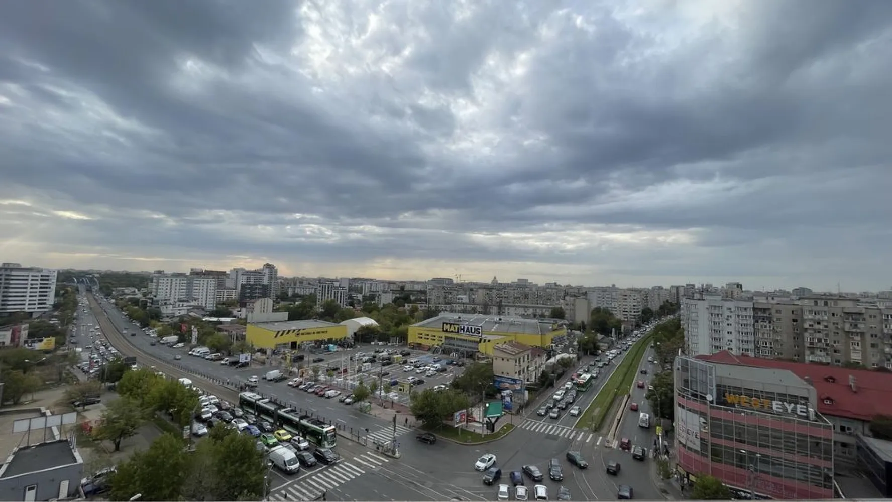 Apartament 4 camere de vazare- Calea Vitan - NU ACCEPTAM AGENTII!!! 

PROPRIETAR-Vând apartament 4 camere, în intersecția Calea Vitan ( prosper).
Apartamentul se află la etajul 10(mentionez ca plafonul este refăcut anul acesta, nu exista si nu au existat infiltratii), este compus din bucătărie, hol, 3 dormitoare, 1 baie, living si balcon deschis cu acces în unul din dormitoare și în living. 
Blocul este construit în 1983, iar suprafața apartamentului este de 77,90 mp+7,80mp balcon. 

Zona este foarte bine conectată la transportul public (1,10,19,135,123) și este la 8 minute de mers pe jos până la stația de metrou Mihai Bravu și 14 minute până la stația de metrou Dristor. 

Zona oferă acces rapid la: Mega Image, Shop&Go;, farmacii, Kaufland, Lidl, Mall Vitan, Park Lake, Sun Plaza, Mathaus, Auchan Vitan, etc. 

Prețul este de 159.000€ negociabil. 
Pentru mai multe informații, aștept telefonul dumneavoastră.

 07******50-Sherin
 07******00-Alexandru