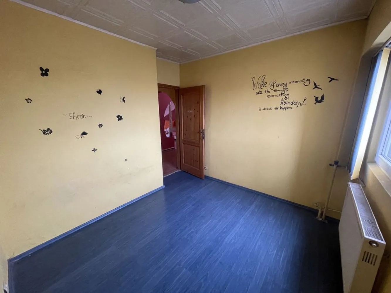Apartament 4 camere de vazare- Calea Vitan - NU ACCEPTAM AGENTII!!! 

PROPRIETAR-Vând apartament 4 camere, în intersecția Calea Vitan ( prosper).
Apartamentul se află la etajul 10(mentionez ca plafonul este refăcut anul acesta, nu exista si nu au existat infiltratii), este compus din bucătărie, hol, 3 dormitoare, 1 baie, living si balcon deschis cu acces în unul din dormitoare și în living. 
Blocul este construit în 1983, iar suprafața apartamentului este de 77,90 mp+7,80mp balcon. 

Zona este foarte bine conectată la transportul public (1,10,19,135,123) și este la 8 minute de mers pe jos până la stația de metrou Mihai Bravu și 14 minute până la stația de metrou Dristor. 

Zona oferă acces rapid la: Mega Image, Shop&Go;, farmacii, Kaufland, Lidl, Mall Vitan, Park Lake, Sun Plaza, Mathaus, Auchan Vitan, etc. 

Prețul este de 159.000€ negociabil. 
Pentru mai multe informații, aștept telefonul dumneavoastră.

 07******50-Sherin
 07******00-Alexandru