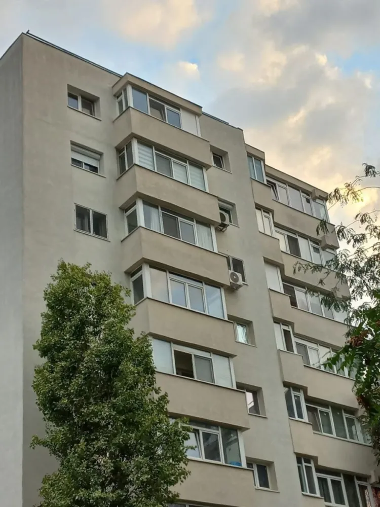 Apartament 4 camere - Vind apartament 4 camere zona Dristor sector 3 
bdu Râmnicu sărat fix in sos principala .
2 balcoane
2 bai 
Apartament gol/ liber
Acte la zi
Deci vă puteți muta a doua zi !
Renovat complet 
Curat spațios.
Mobila de bucătărie rămâne la fel și Ac .
Uși schimbate
Gresie faianță 
Termopane 

Bloc anvelopat inclusiv terasa .
Vedere pe două parti

Distante reale mers pe jos!

Metrou Dristor 10 min 
La fel alte mijloace de transport .

Piața bobocica .
Auchan/ bănci / parcullete

Școala și grădinița la 5 min

In fata blocului 

Mega image
Lidal la 5 min
Kaufland Mihai Bravu la 10 min la fel și Kaufland fizicienilor .

Farmacii / parcuri /

Acces la locuința din mai multe locuri