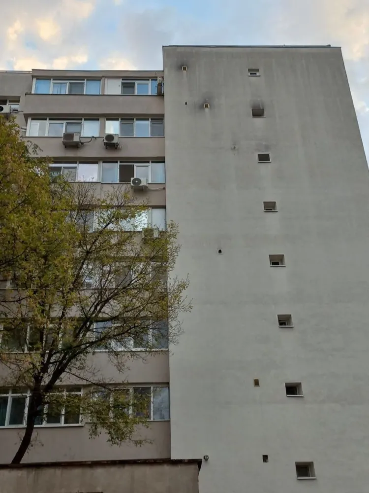 Apartament 4 camere - Vind apartament 4 camere zona Dristor sector 3 
bdu Râmnicu sărat fix in sos principala .
2 balcoane
2 bai 
Apartament gol/ liber
Acte la zi
Deci vă puteți muta a doua zi !
Renovat complet 
Curat spațios.
Mobila de bucătărie rămâne la fel și Ac .
Uși schimbate
Gresie faianță 
Termopane 

Bloc anvelopat inclusiv terasa .
Vedere pe două parti

Distante reale mers pe jos!

Metrou Dristor 10 min 
La fel alte mijloace de transport .

Piața bobocica .
Auchan/ bănci / parcullete

Școala și grădinița la 5 min

In fata blocului 

Mega image
Lidal la 5 min
Kaufland Mihai Bravu la 10 min la fel și Kaufland fizicienilor .

Farmacii / parcuri /

Acces la locuința din mai multe locuri