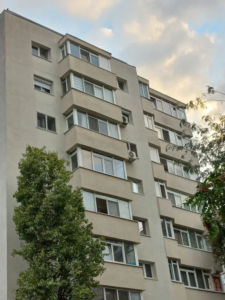 Apartament 4 camere - Vind apartament 4 camere zona Dristor sector 3 
bdu Râmnicu sărat fix in sos principala .
2 balcoane
2 bai 
Apartament gol/ liber
Acte la zi
Deci vă puteți muta a doua zi !
Renovat complet 
Curat spațios.
Mobila de bucătărie rămâne la fel și Ac .
Uși schimbate
Gresie faianță 
Termopane 

Bloc anvelopat inclusiv terasa .
Vedere pe două parti

Distante reale mers pe jos!

Metrou Dristor 10 min 
La fel alte mijloace de transport .

Piața bobocica .
Auchan/ bănci / parcullete

Școala și grădinița la 5 min

In fata blocului 

Mega image
Lidal la 5 min
Kaufland Mihai Bravu la 10 min la fel și Kaufland fizicienilor .

Farmacii / parcuri /

Acces la locuința din mai multe locuri